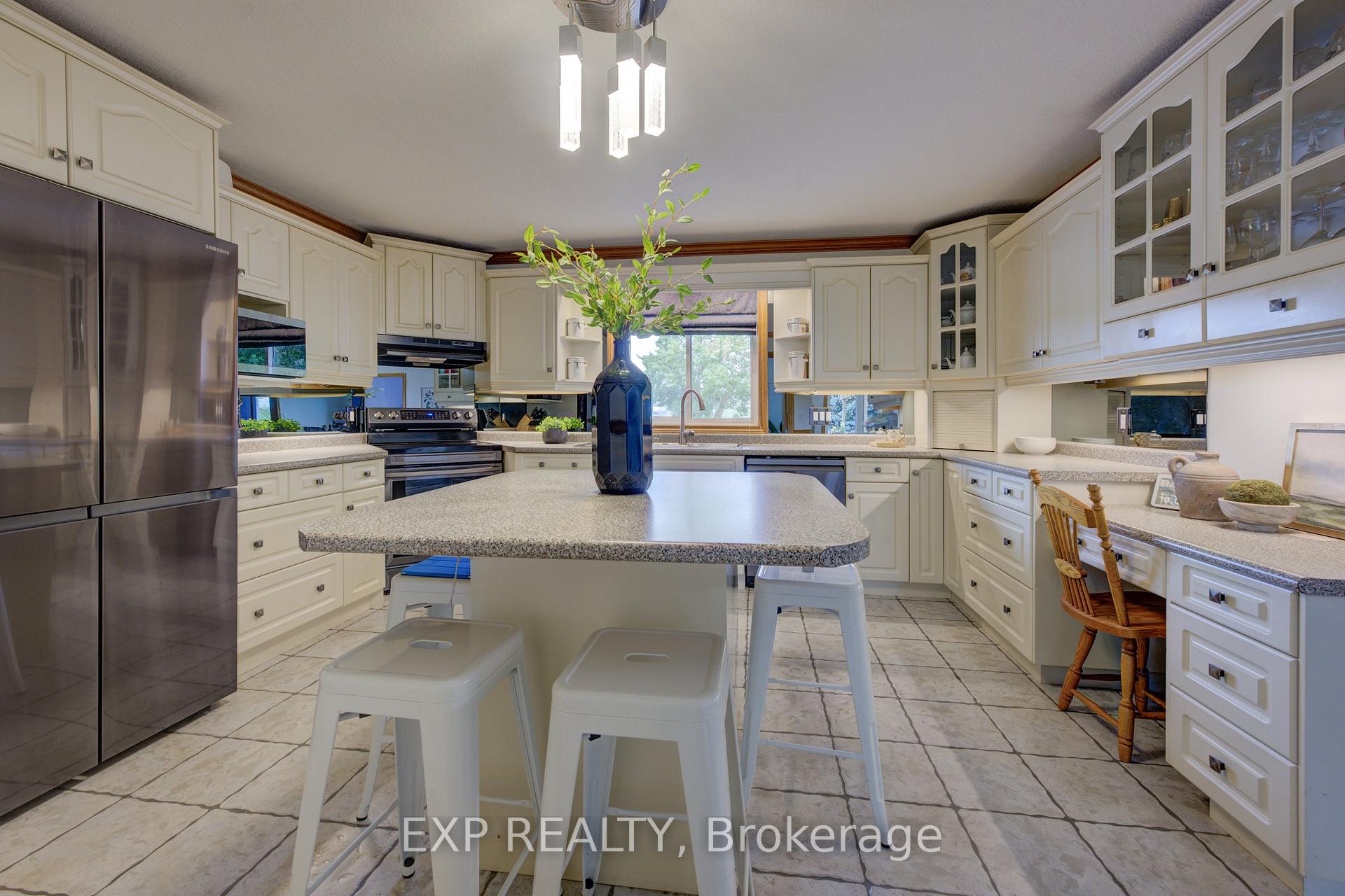 Photo 20 of 7998 Wellington Rd 7, Mapleton, Rural Mapleton — HOMEH