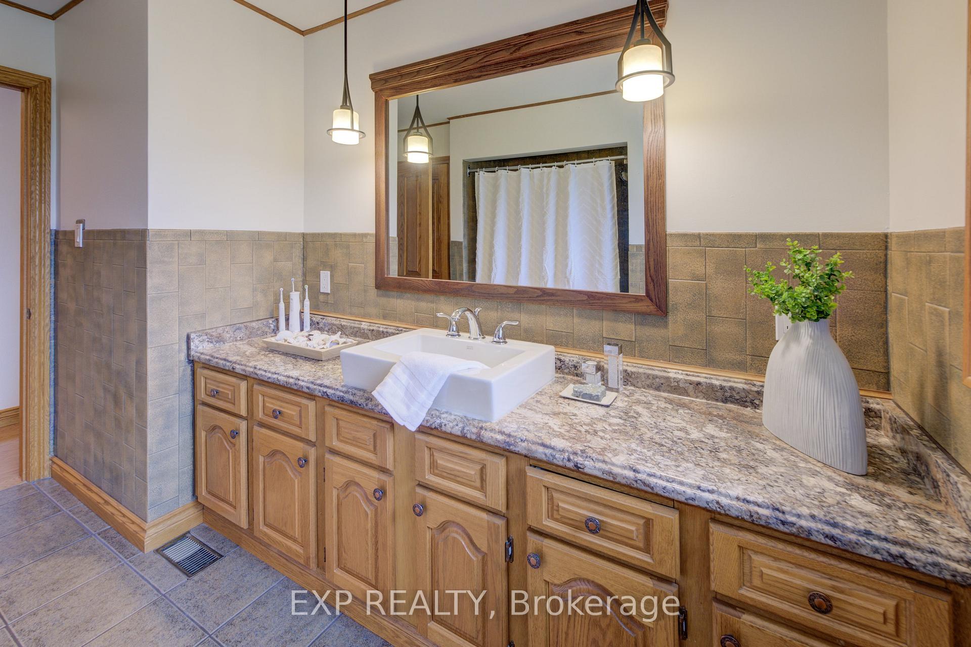 Photo 26 of 7998 Wellington Rd 7, Mapleton, Rural Mapleton — HOMEH
