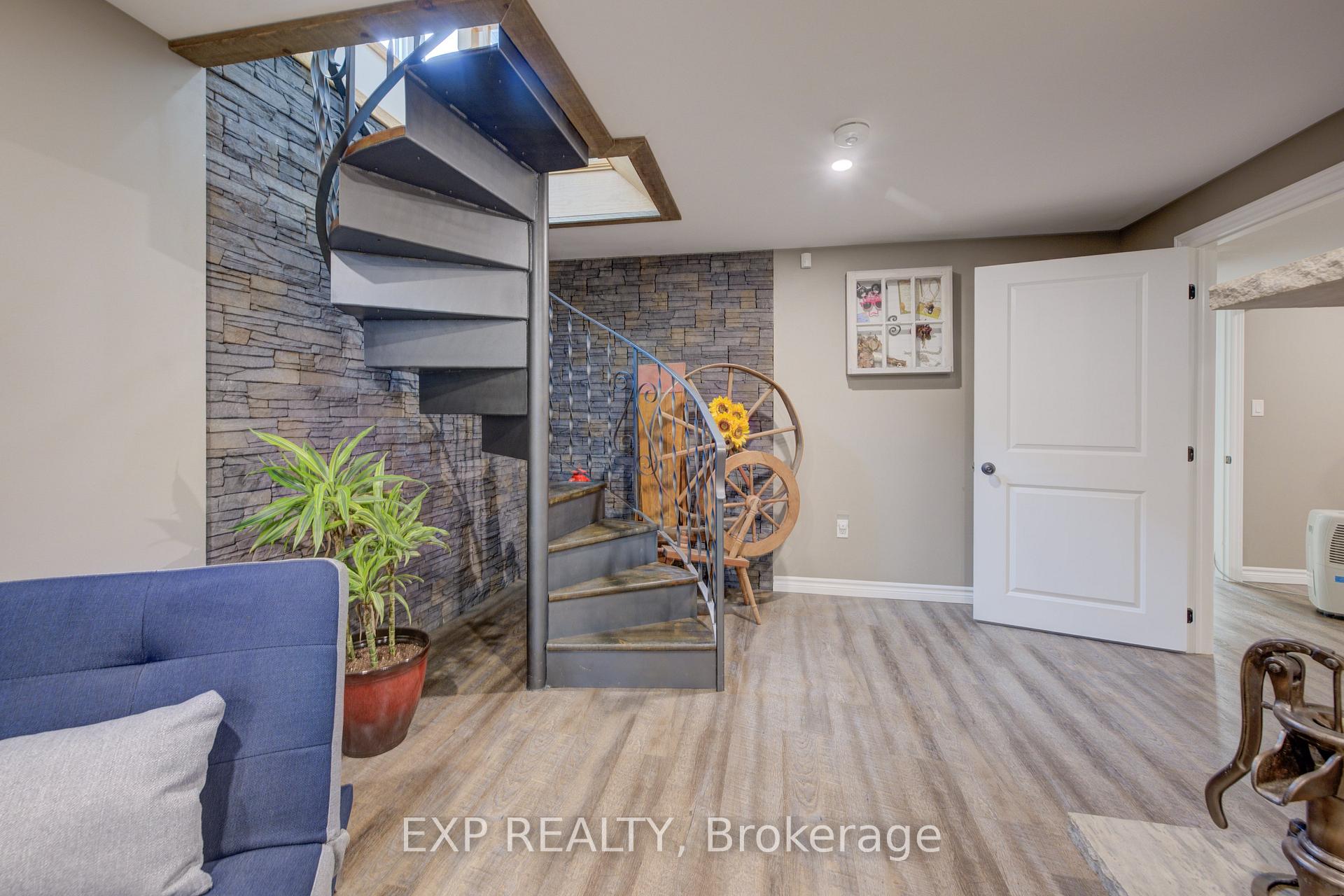 Photo 27 of 7998 Wellington Rd 7, Mapleton, Rural Mapleton — HOMEH
