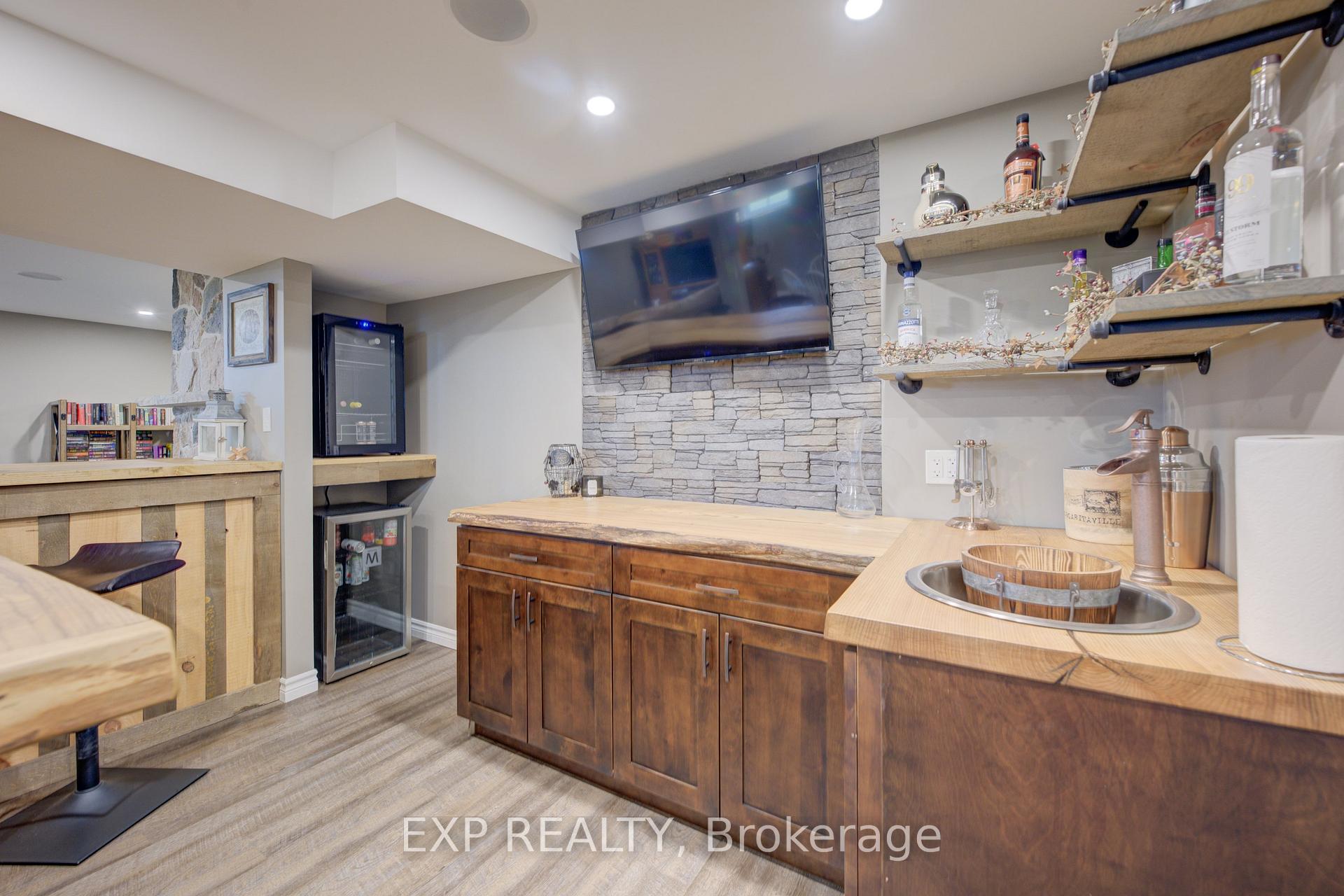 Photo 32 of 7998 Wellington Rd 7, Mapleton, Rural Mapleton — HOMEH