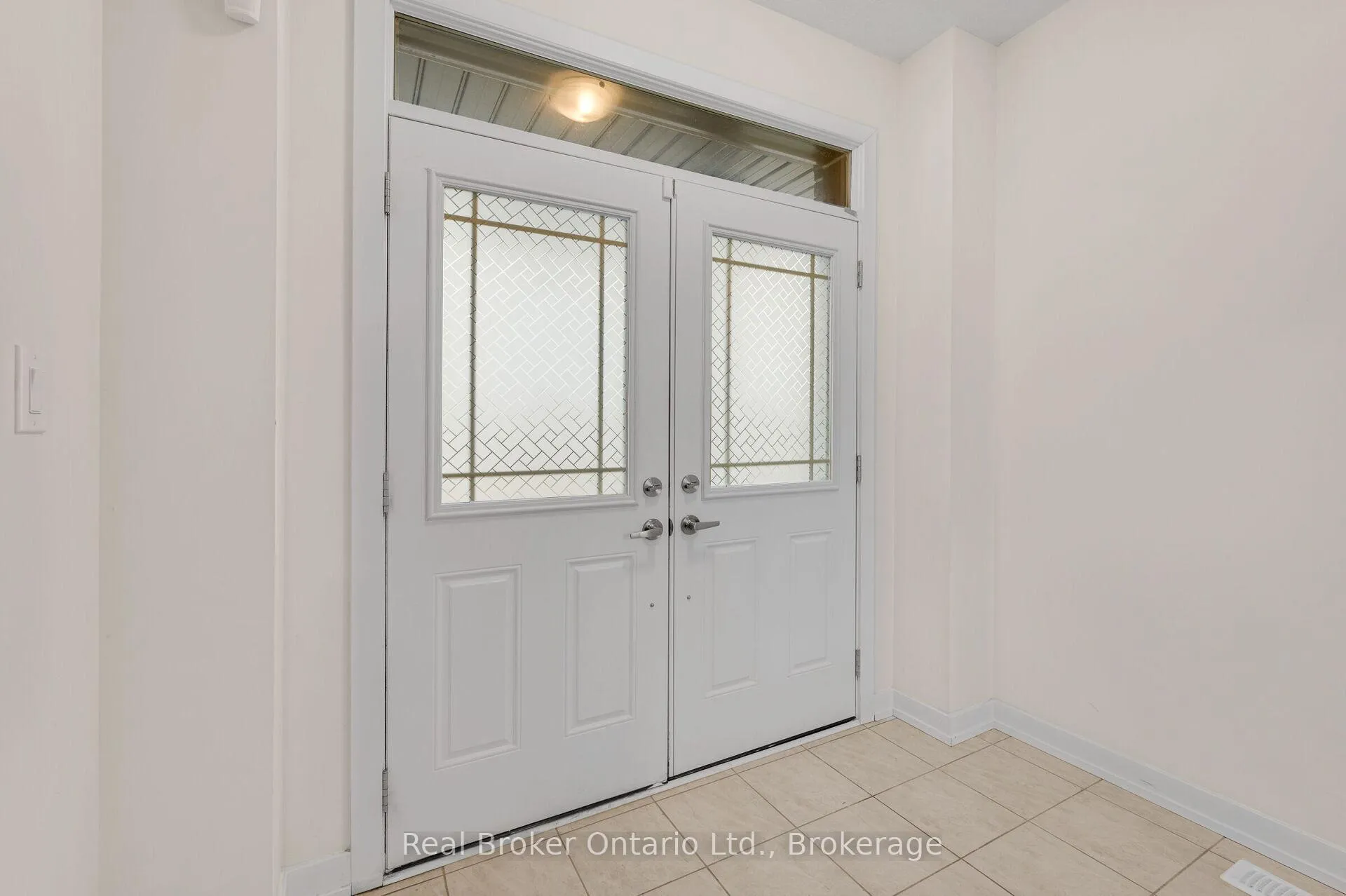 Photo 5 of 22 Lilac Circle, Haldimand — HOMEH