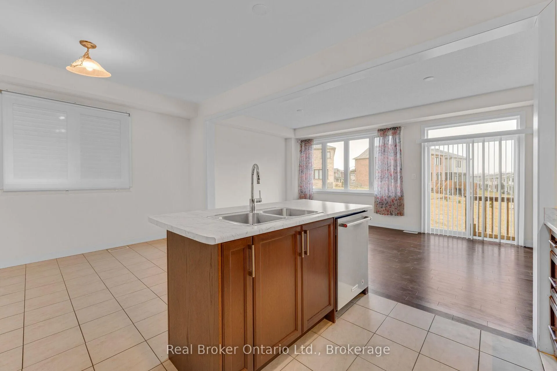 Photo 11 of 22 Lilac Circle, Haldimand — HOMEH