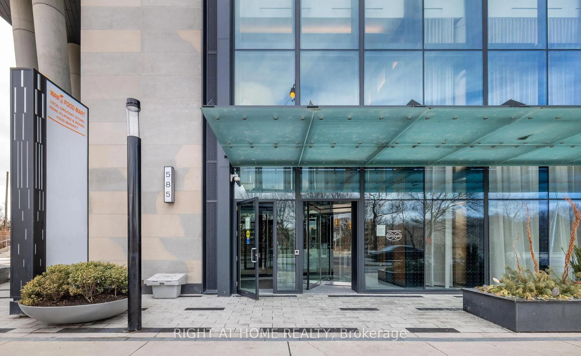Photo 2 of Unit 419, 585 Bloor Street E, Toronto, North St. James Town — HOMEH