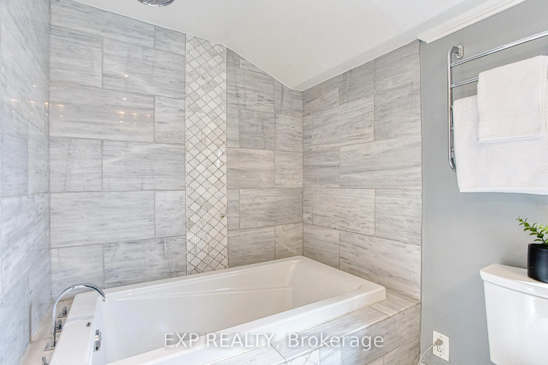 Photo 29 of 116 First Street N, Hamilton, Stoney Creek — HOMEH