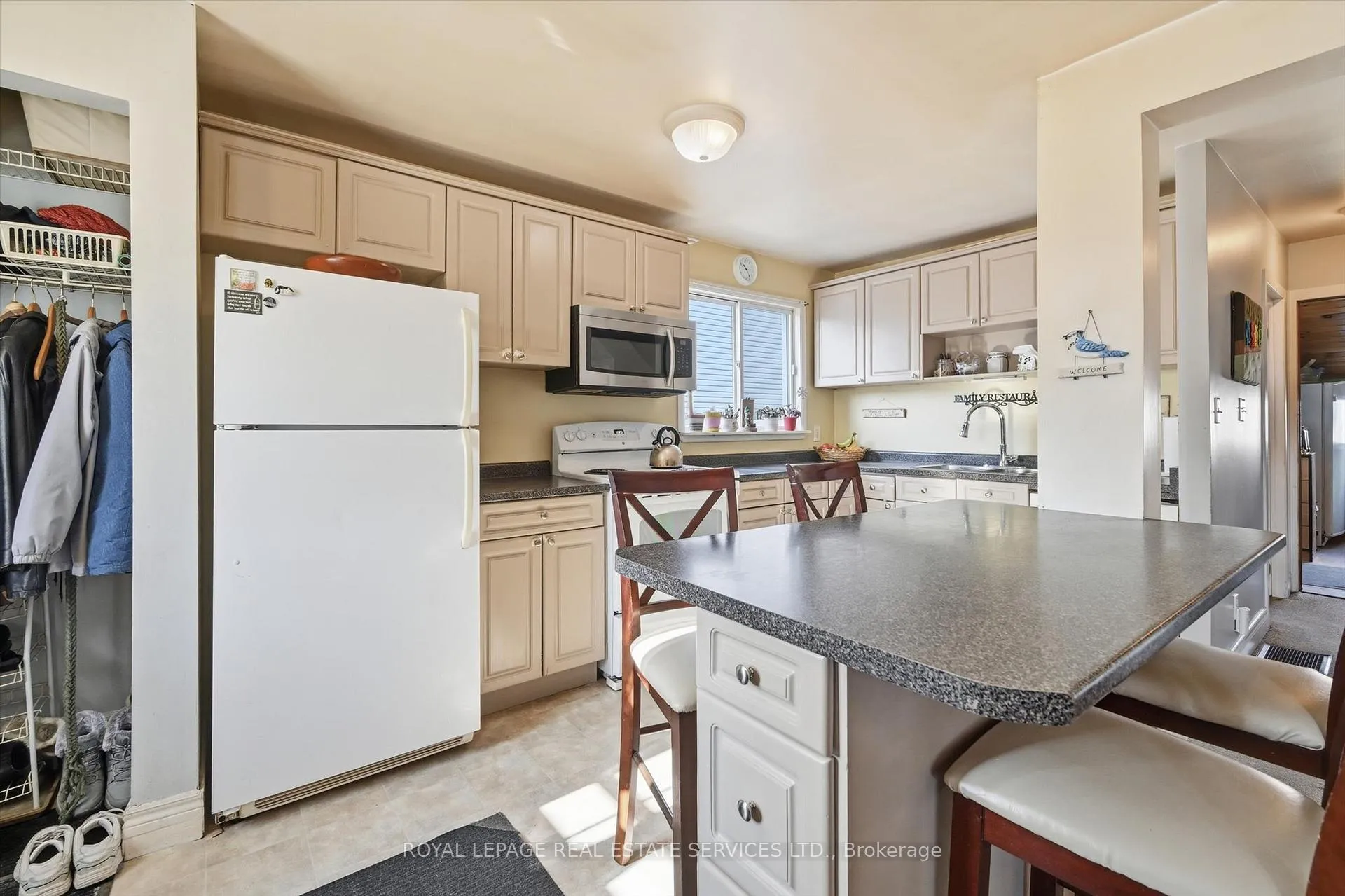 Photo 8 of 151 Westside Drive, Oakville, Central — HOMEH