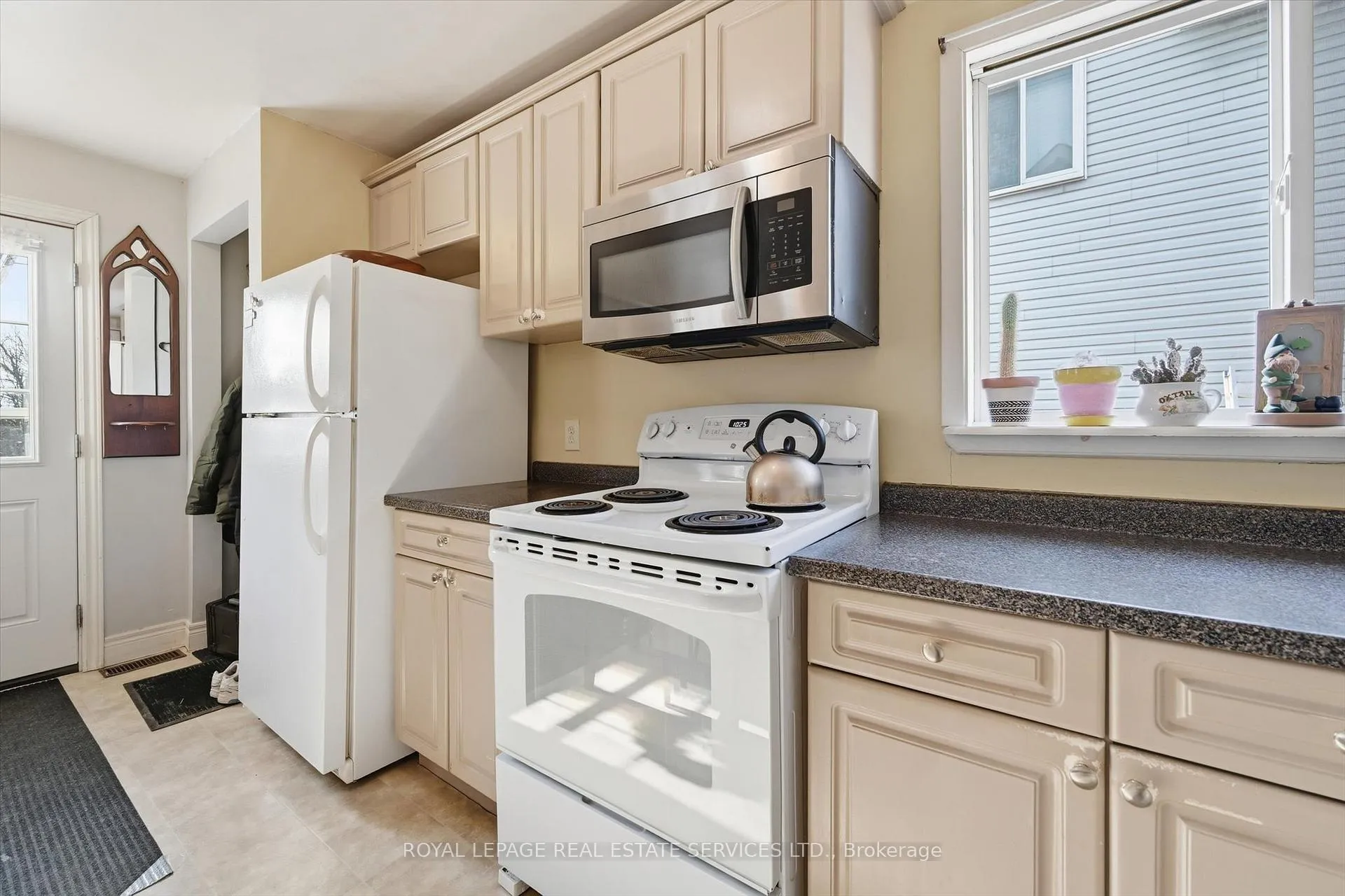 Photo 11 of 151 Westside Drive, Oakville, Central — HOMEH