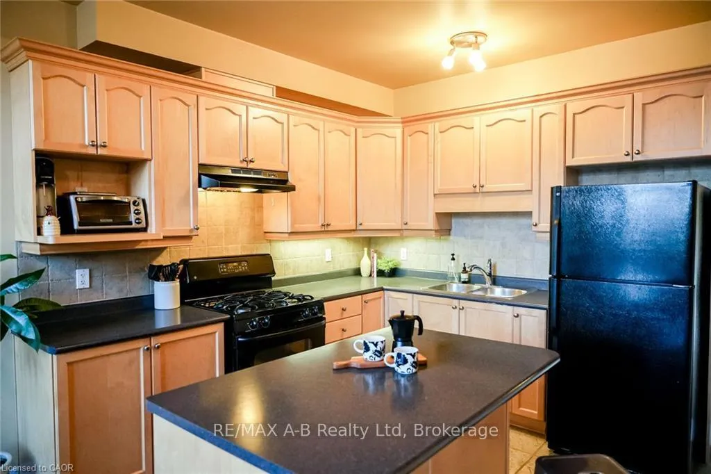 Photo 8 of Unit 305, 555 King Street E, Kitchener — HOMEH