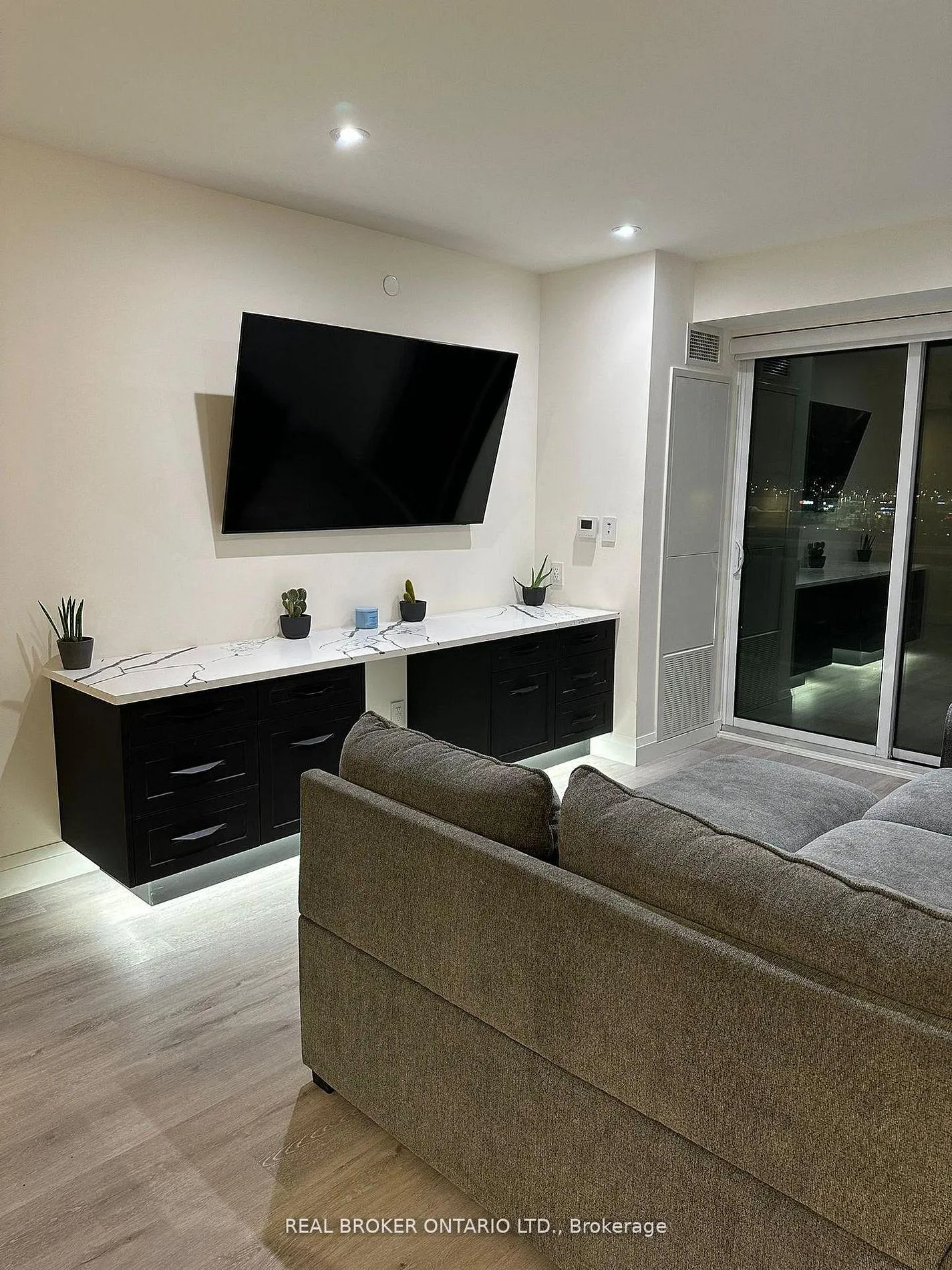 Front of Unit 802, 58 Lakeside Terrace