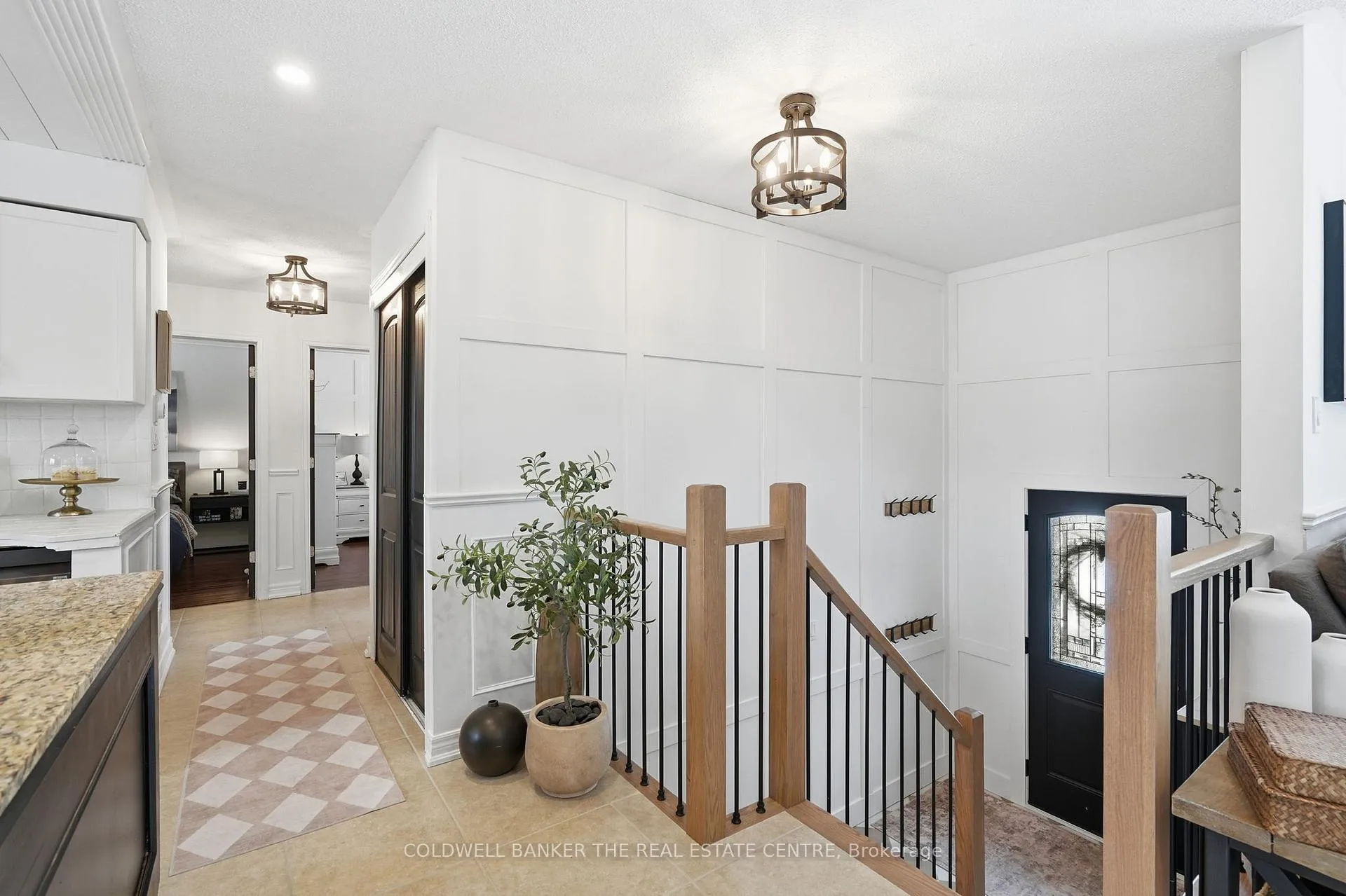 Photo 2 of 241 Cedar Crescent, Barrie, Bayshore — HOMEH