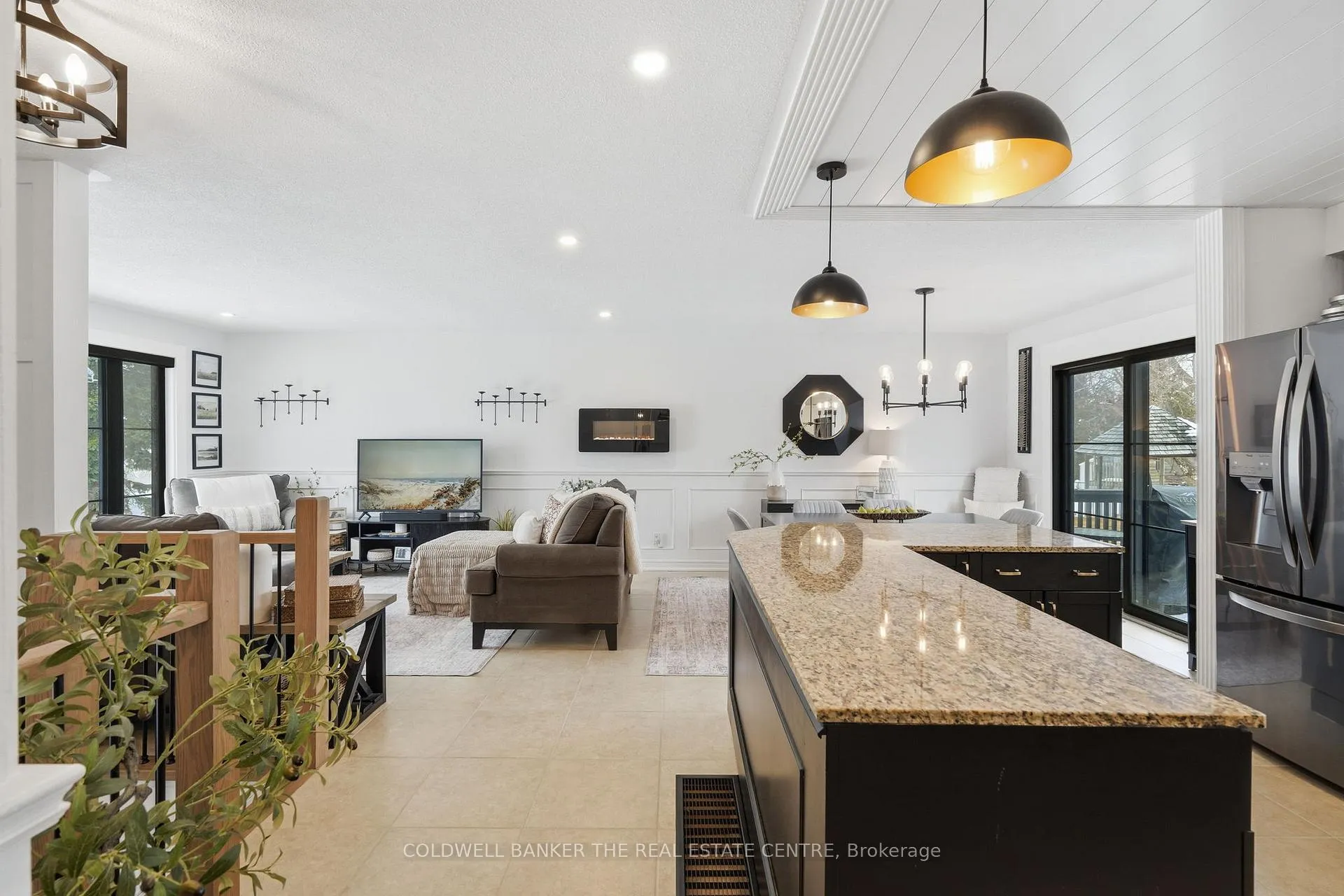 Photo 3 of 241 Cedar Crescent, Barrie, Bayshore — HOMEH