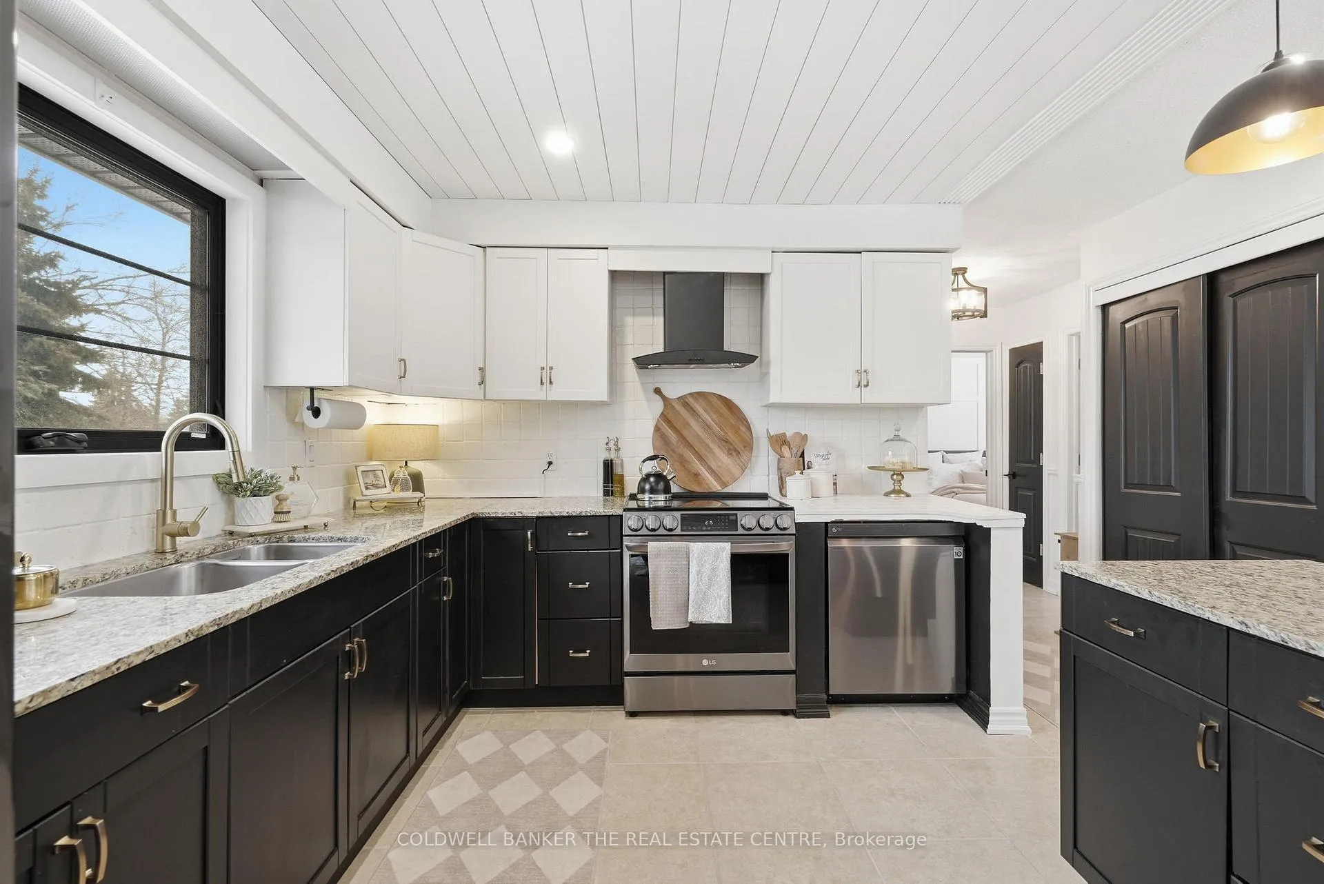 Photo 6 of 241 Cedar Crescent, Barrie, Bayshore — HOMEH