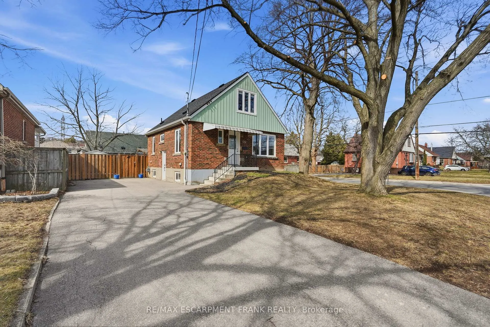 Photo 2 of 176 Charlotte Street, Hamilton, Rosedale — HOMEH