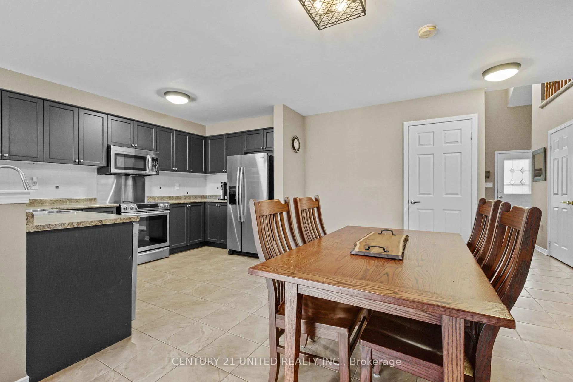 Photo 5 of 617 Tully Crescent, Peterborough, Monaghan Ward 2 — HOMEH