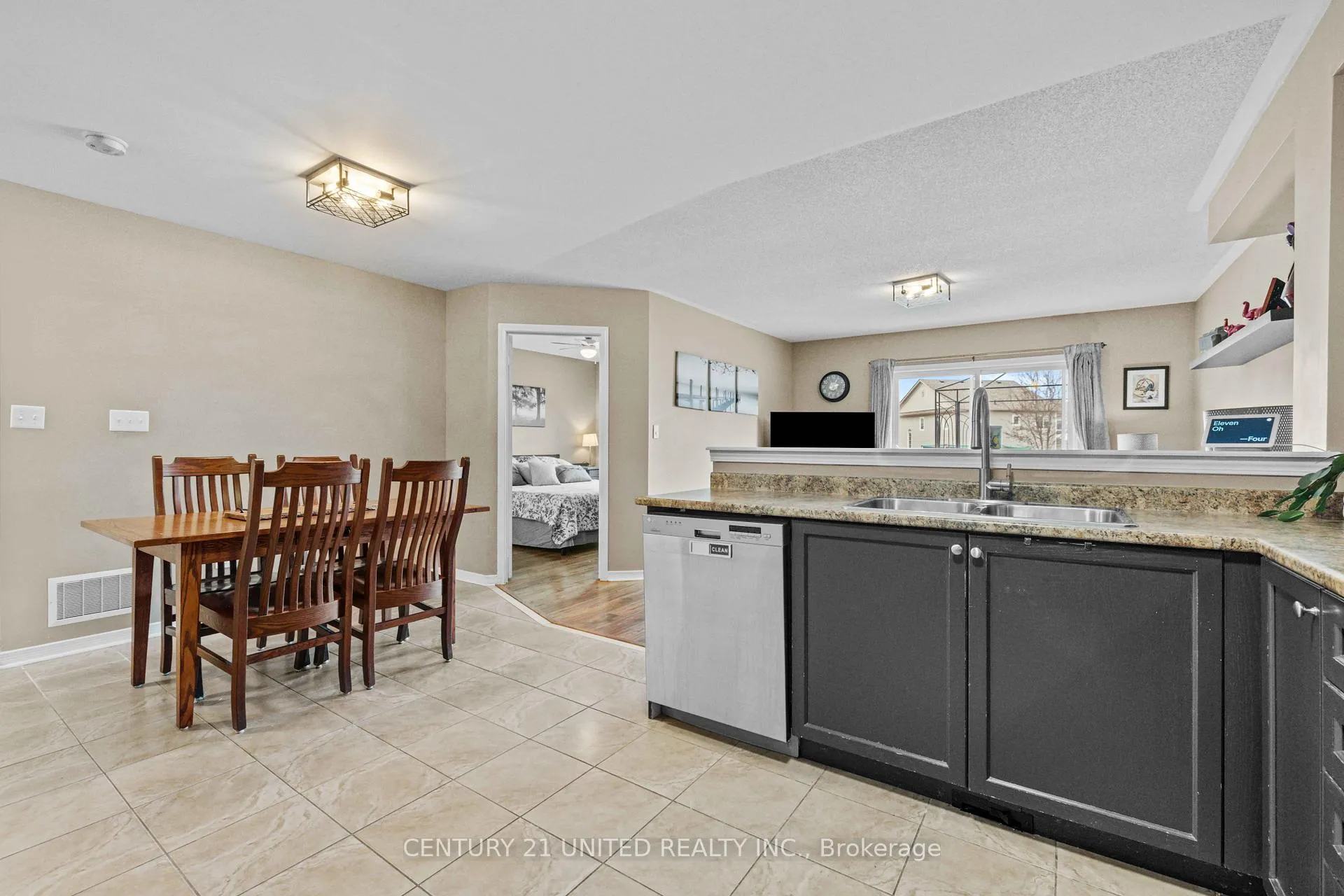 Photo 8 of 617 Tully Crescent, Peterborough, Monaghan Ward 2 — HOMEH