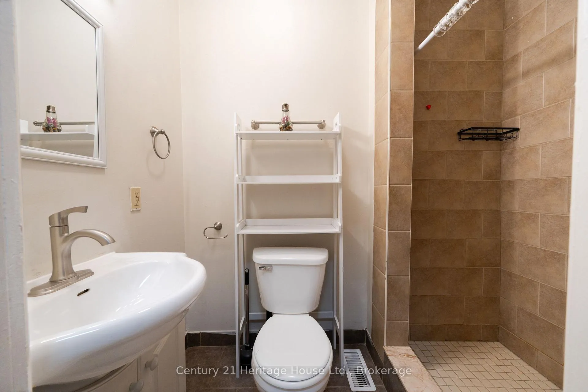 Photo 35 of Unit D, 210 Wilson Street, Hamilton, Landsdale — HOMEH