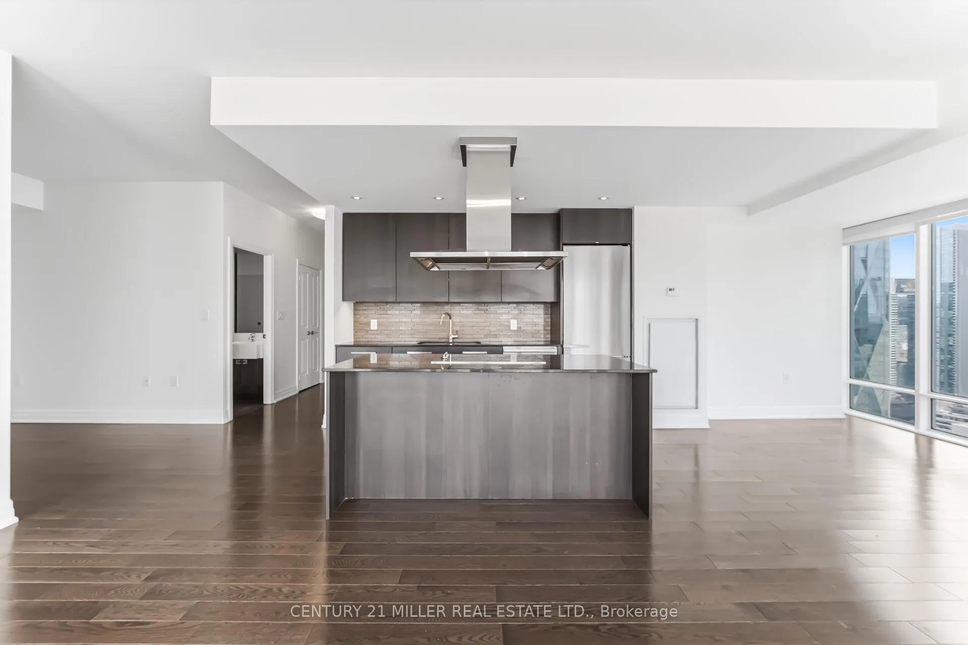 Photo 8 of Unit 3705, 8 The Esplanade, Toronto, Waterfront Communities — HOMEH