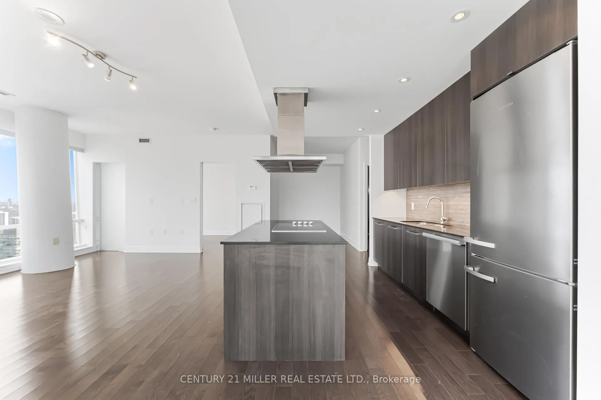 Photo 9 of Unit 3705, 8 The Esplanade, Toronto, Waterfront Communities — HOMEH