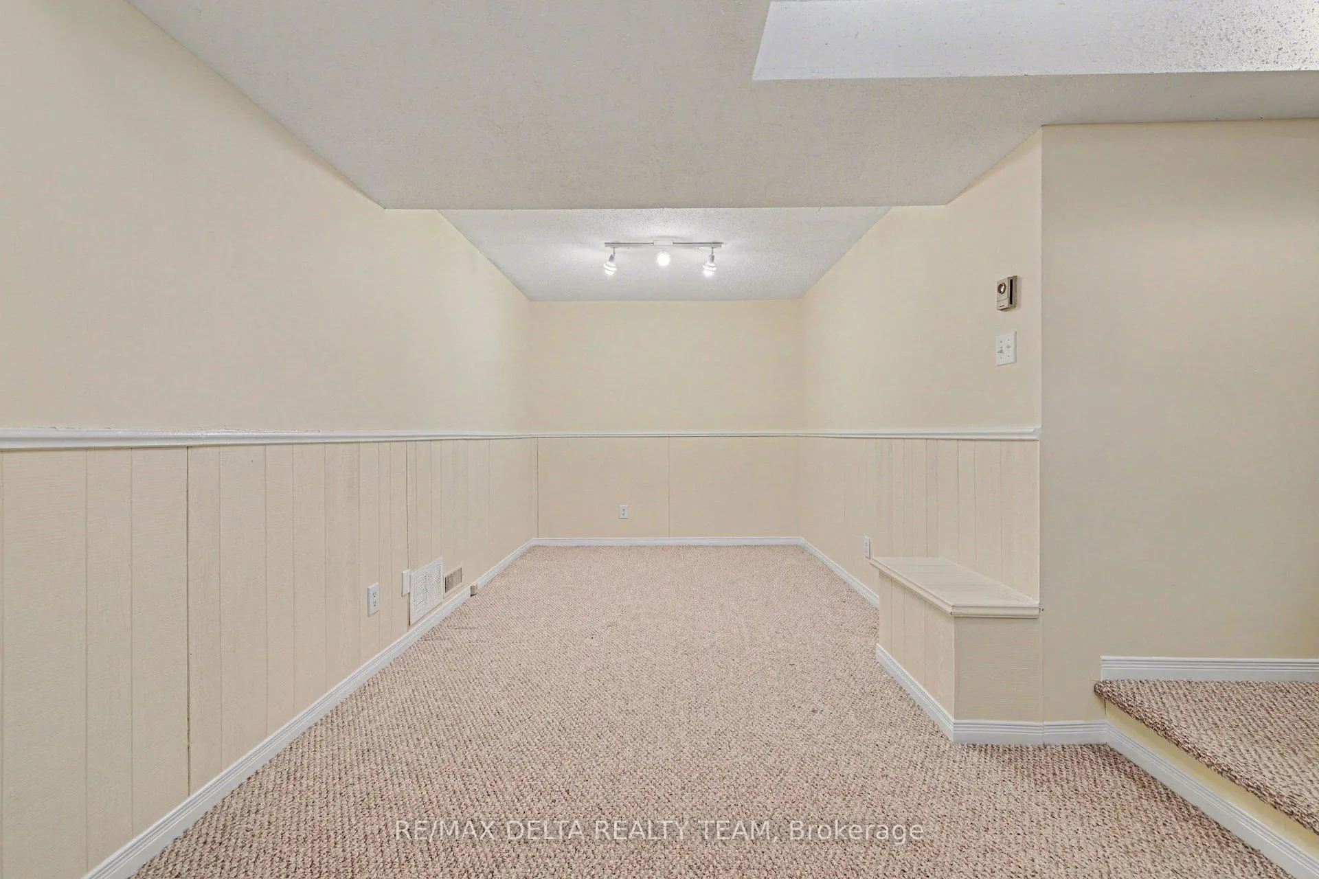Photo 28 of 8A Millrise Lane, Ottawa, Centrepointe — HOMEH