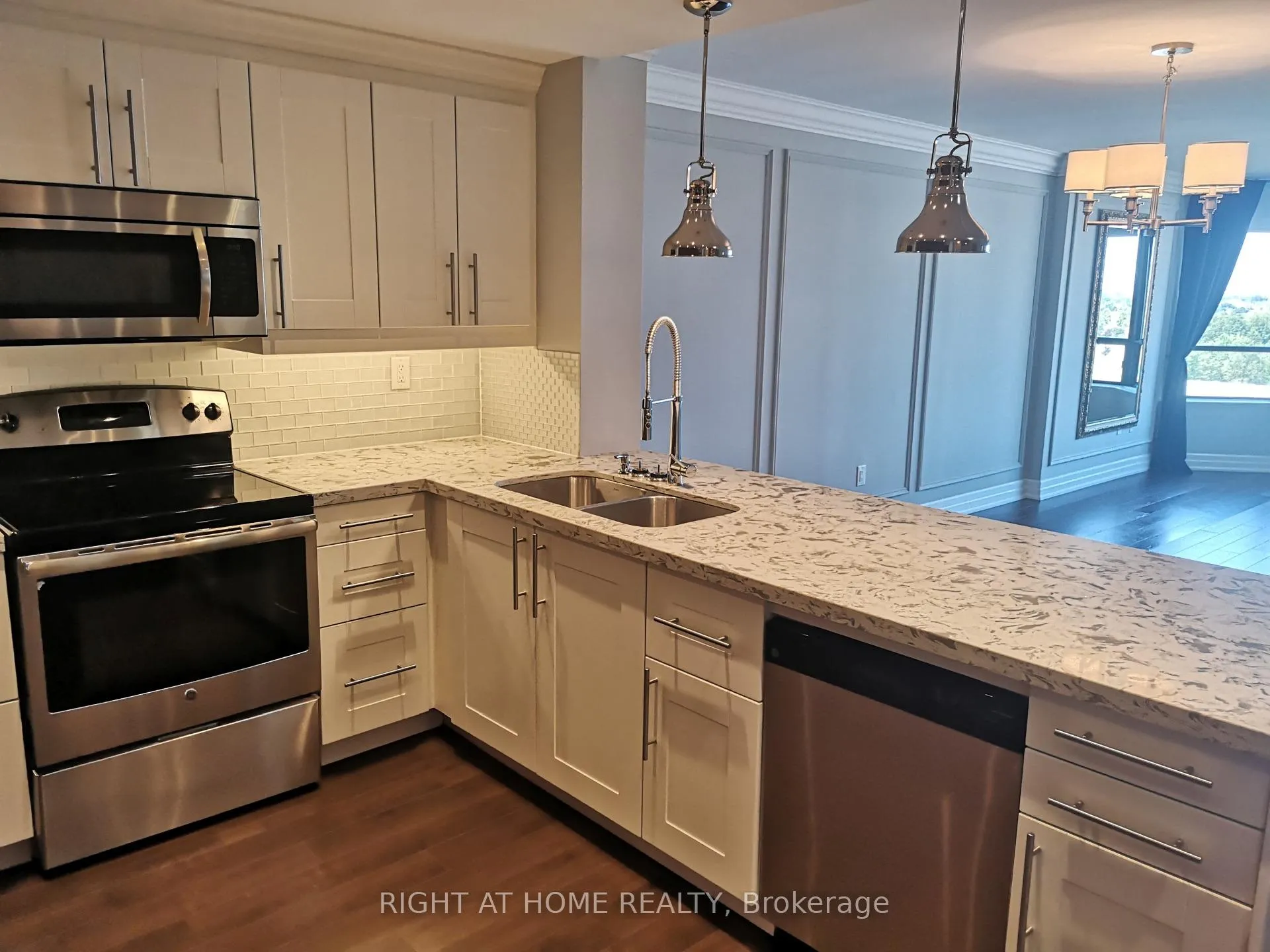 Photo 5 of Unit 1102, 7440 Bathurst Street, Vaughan, Brownridge — HOMEH