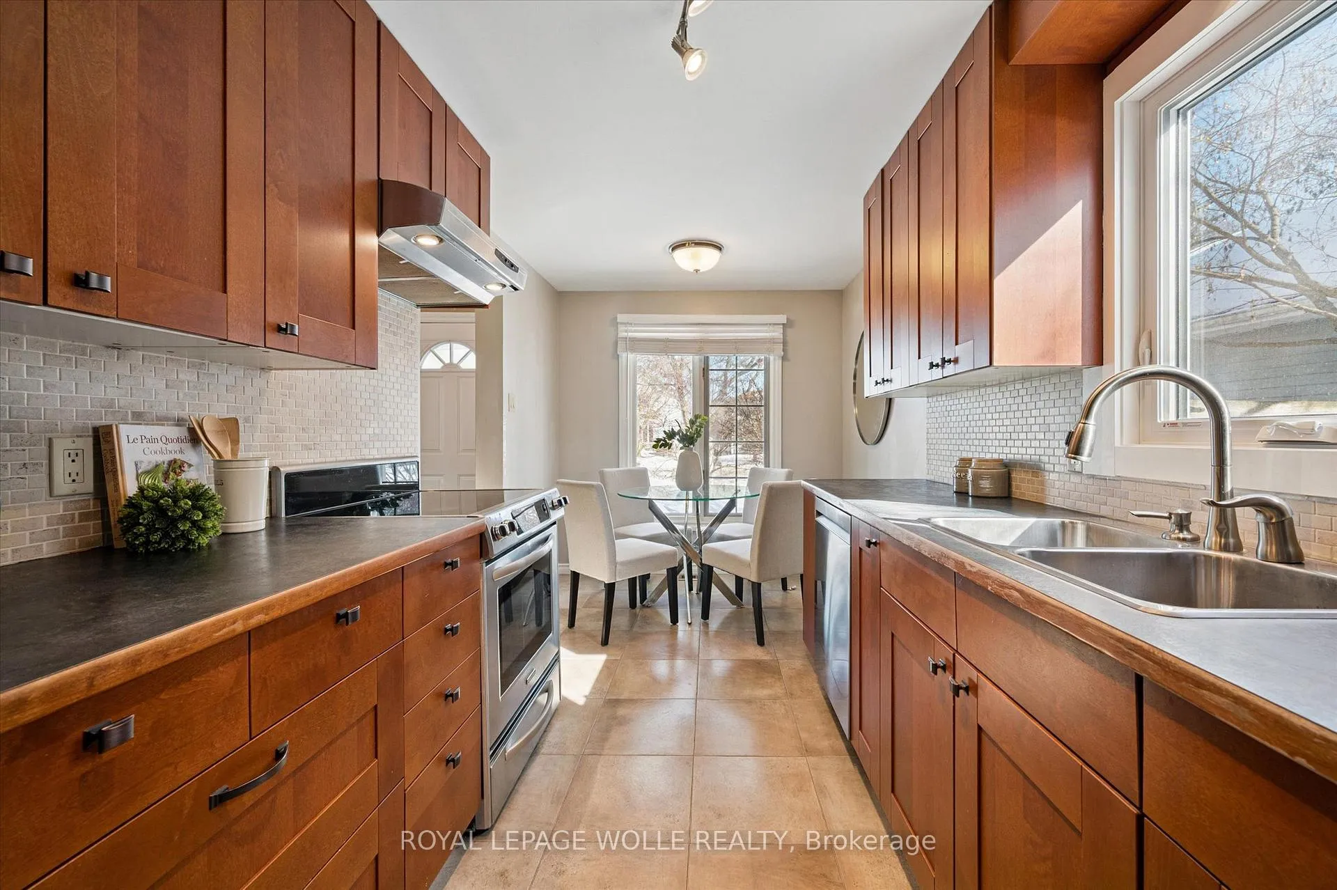 Photo 10 of 536 Westvale Drive, Waterloo — HOMEH
