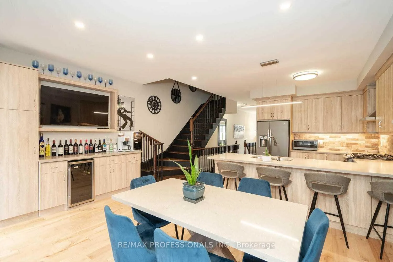 Photo 5 of 74 Dryden Way, Etobicoke, Willowridge-Martingrove-Richview — HOMEH