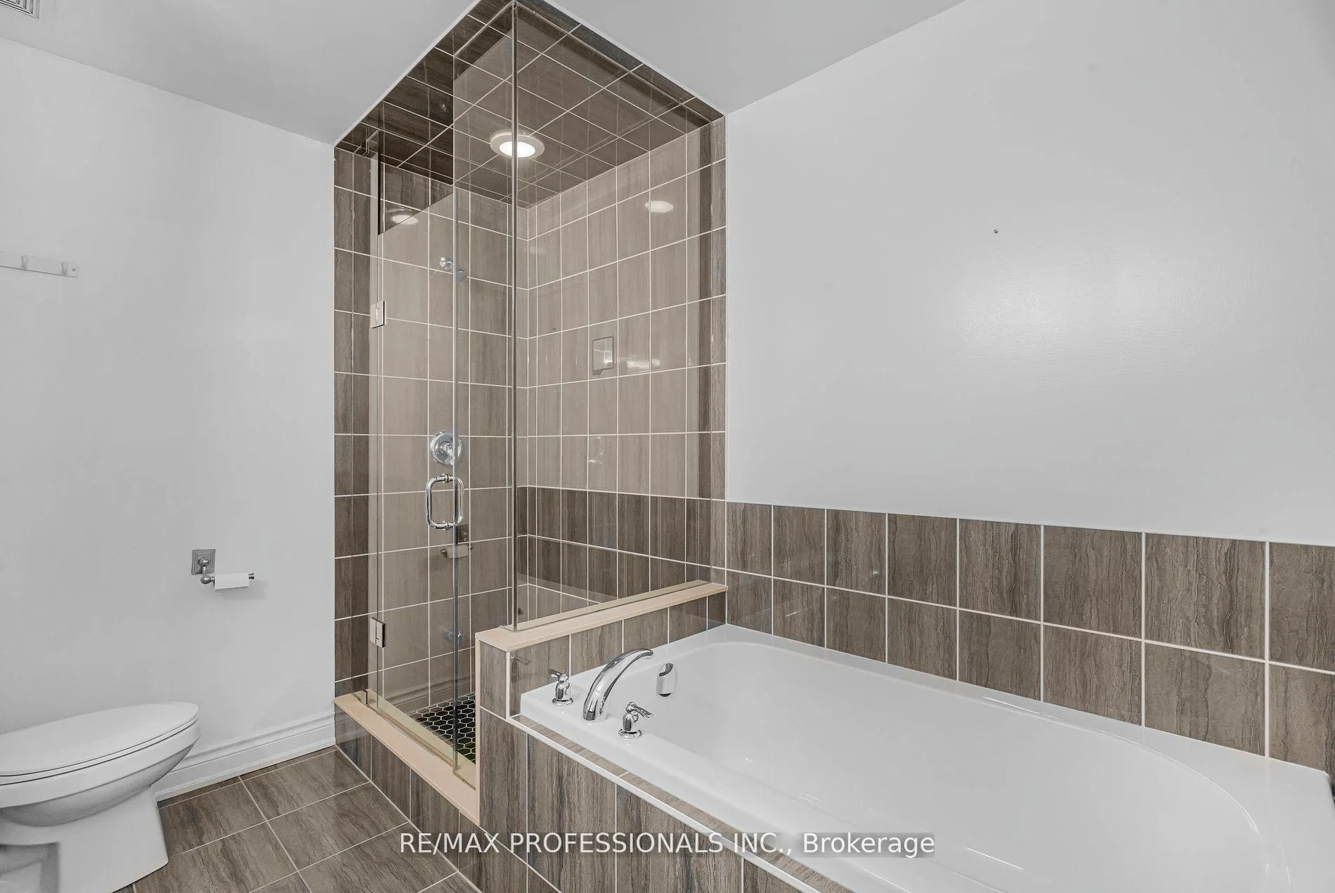 Photo 12 of 74 Dryden Way, Etobicoke, Willowridge-Martingrove-Richview — HOMEH