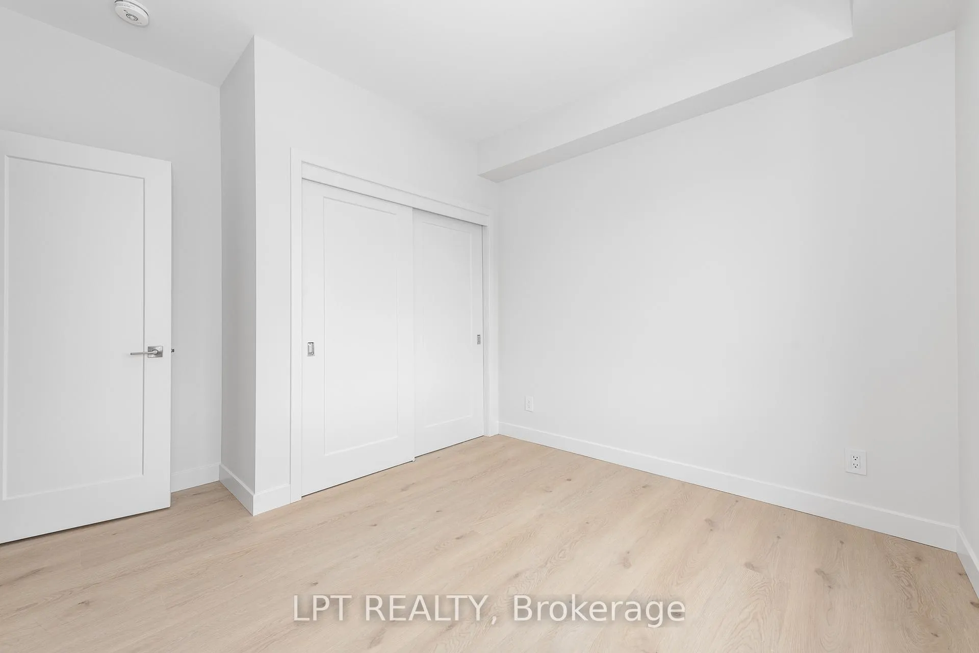 Photo 4 of Unit 2, 250 Shakespeare Street, Ottawa, Vanier — HOMEH