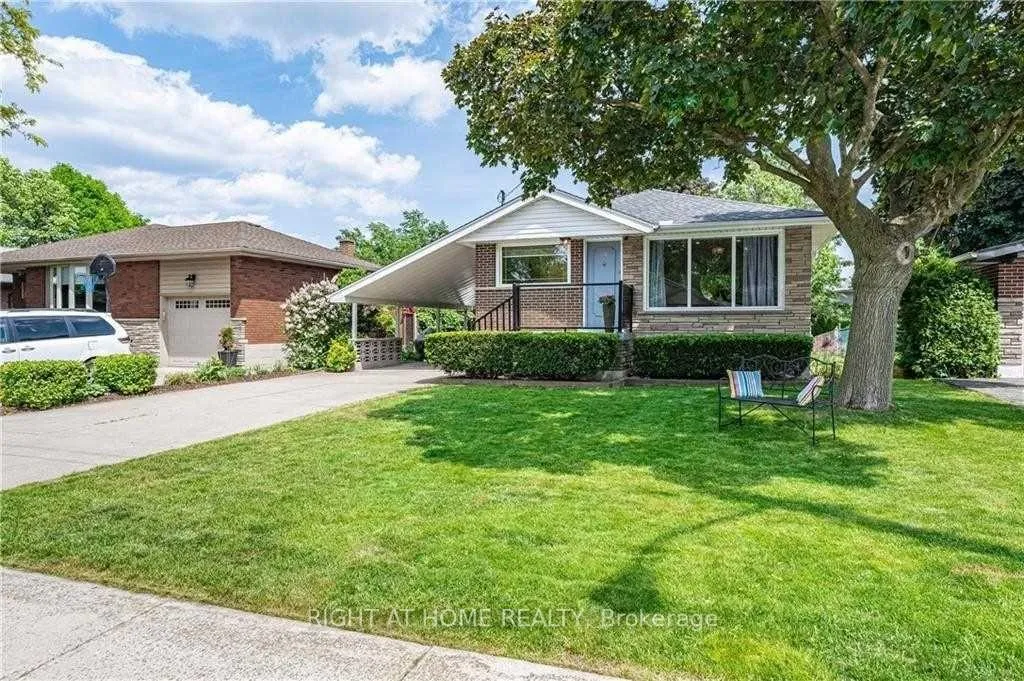 Front of 118 Briarwood Crescent