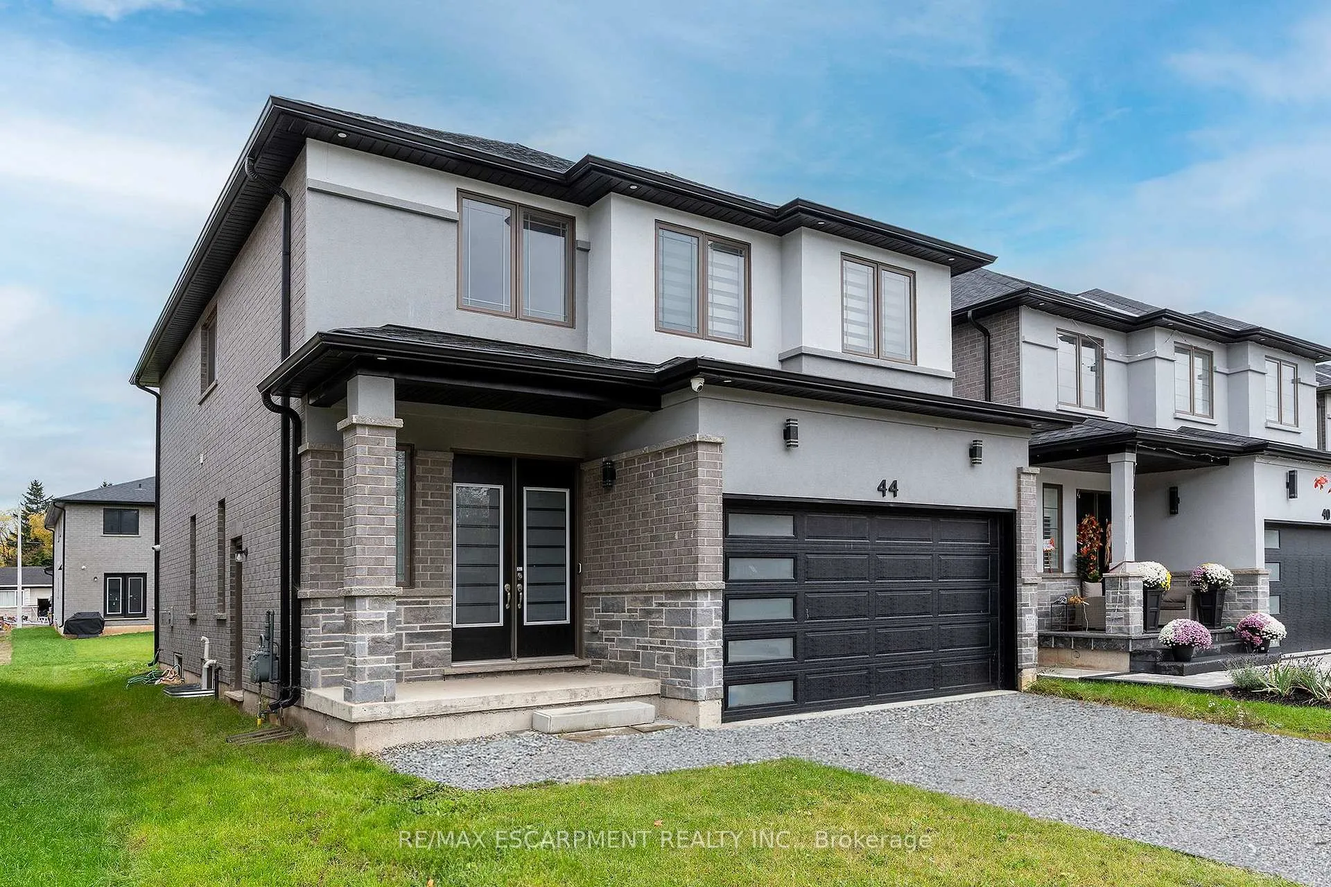 Photo 2 of 44 Miller Drive, Hamilton, Ancaster — HOMEH