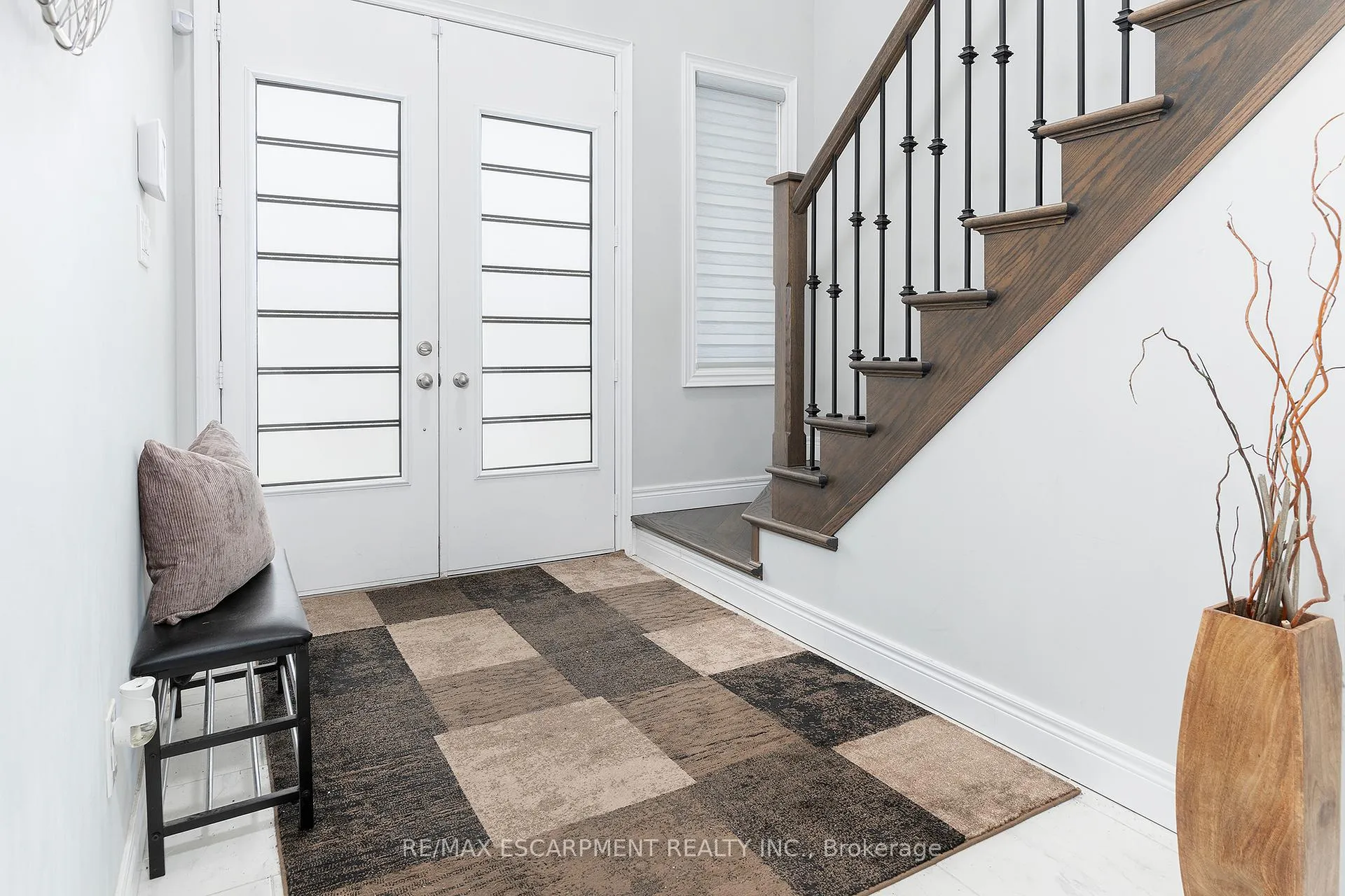 Photo 3 of 44 Miller Drive, Hamilton, Ancaster — HOMEH