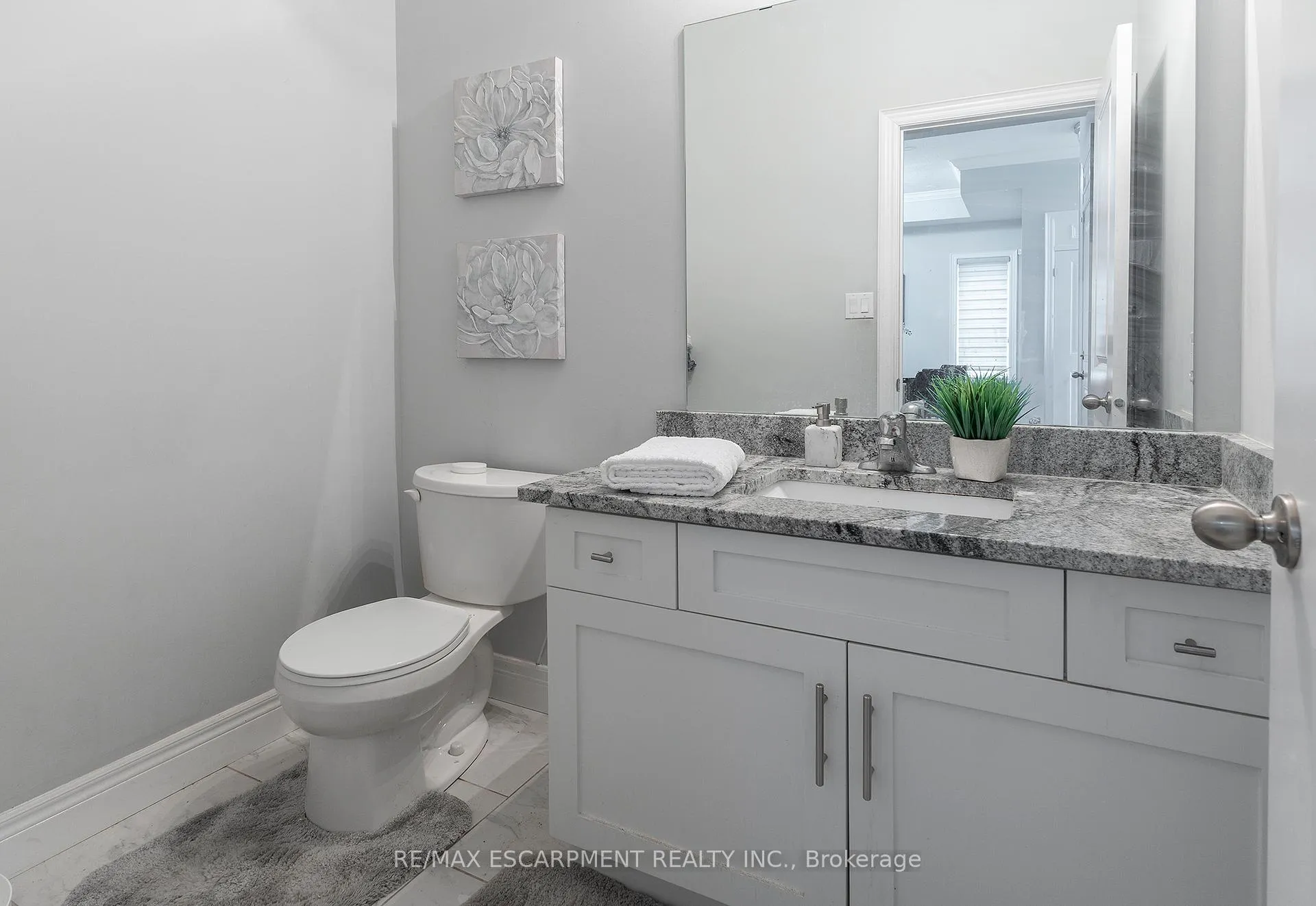 Photo 13 of 44 Miller Drive, Hamilton, Ancaster — HOMEH