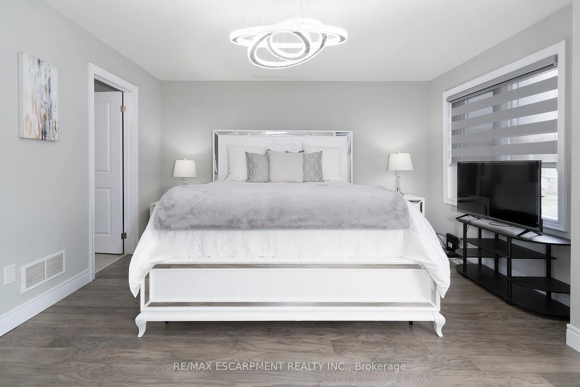 Photo 16 of 44 Miller Drive, Hamilton, Ancaster — HOMEH