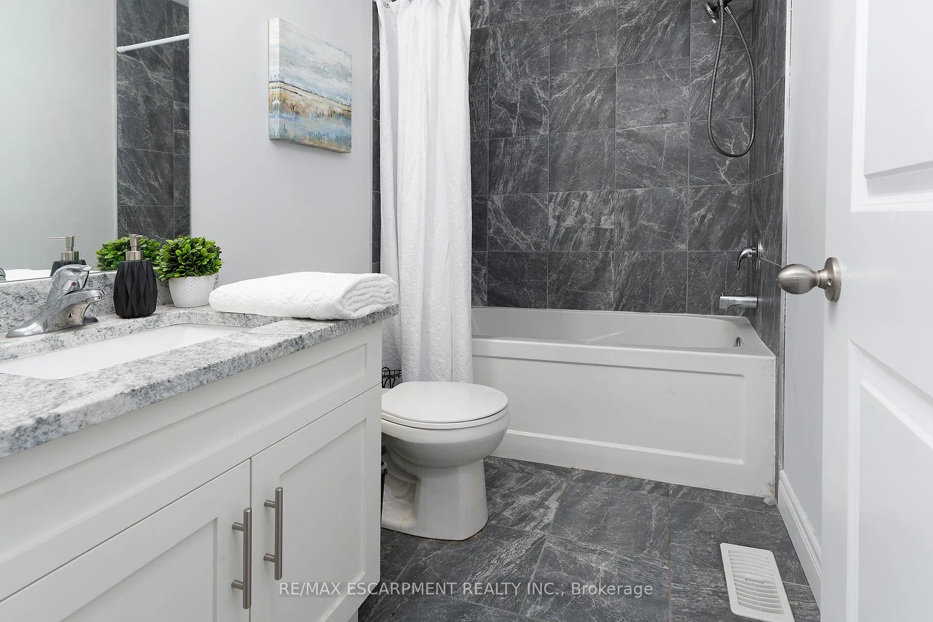 Photo 19 of 44 Miller Drive, Hamilton, Ancaster — HOMEH