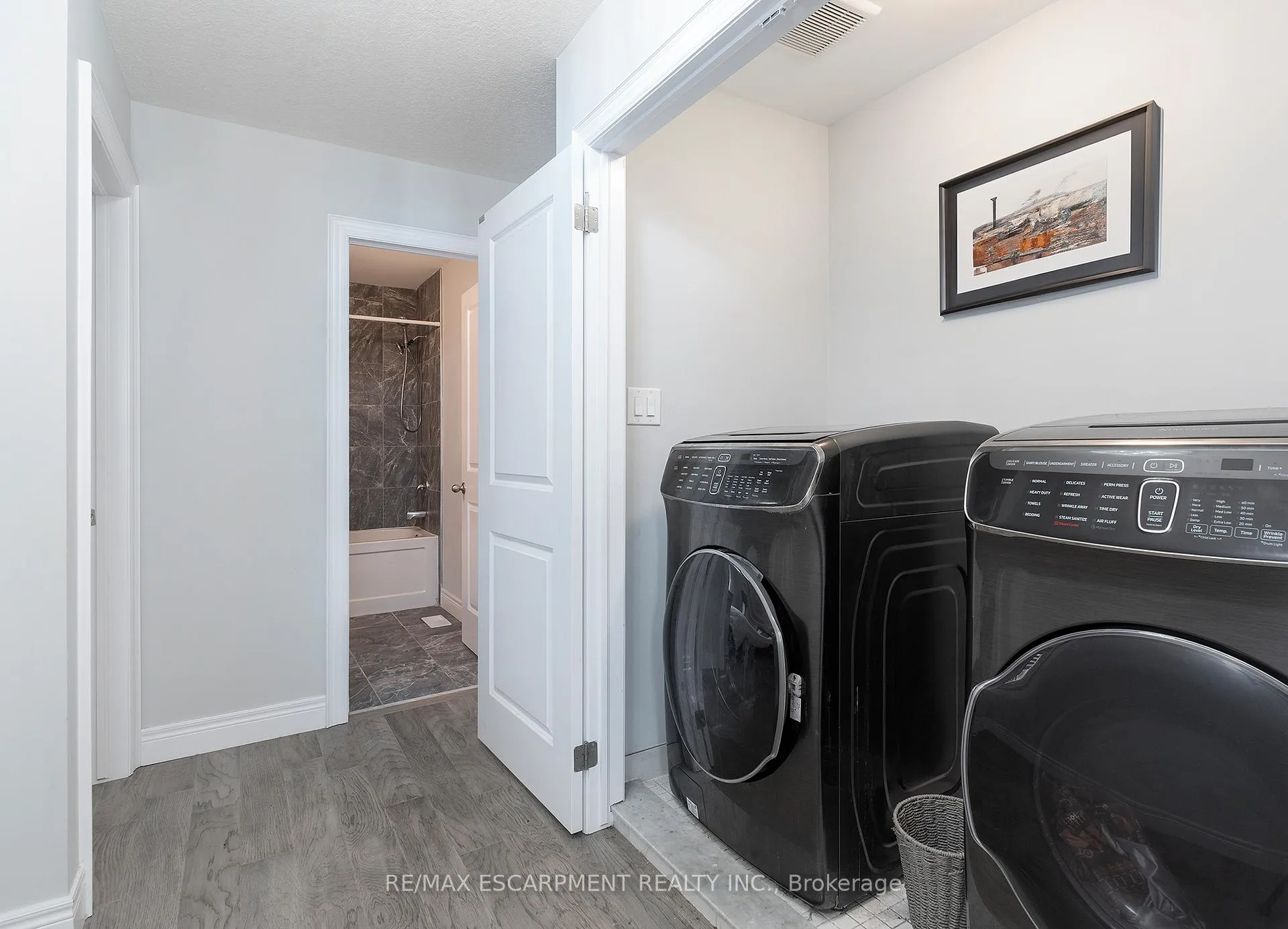 Photo 23 of 44 Miller Drive, Hamilton, Ancaster — HOMEH