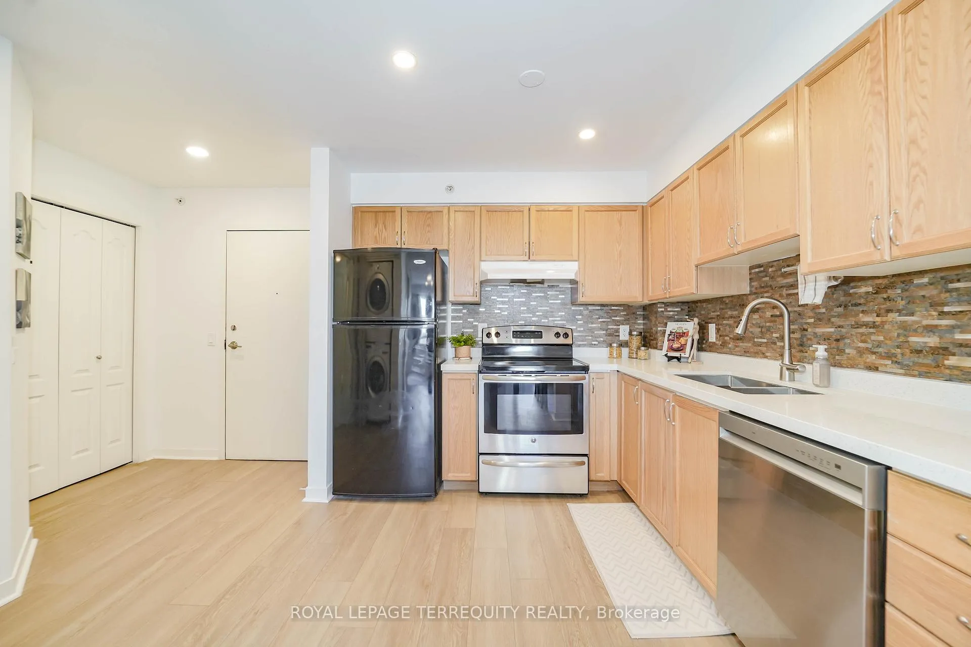 Photo 5 of Unit 2405, 6 Dayspring Circle, Brampton, Goreway Drive Corridor — HOMEH