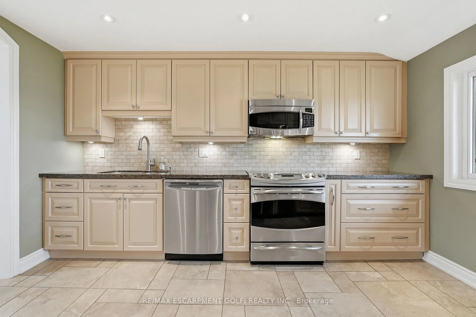 Photo 14 of 7298 Twenty Road E, Hamilton, Rural Glanbrook — HOMEH