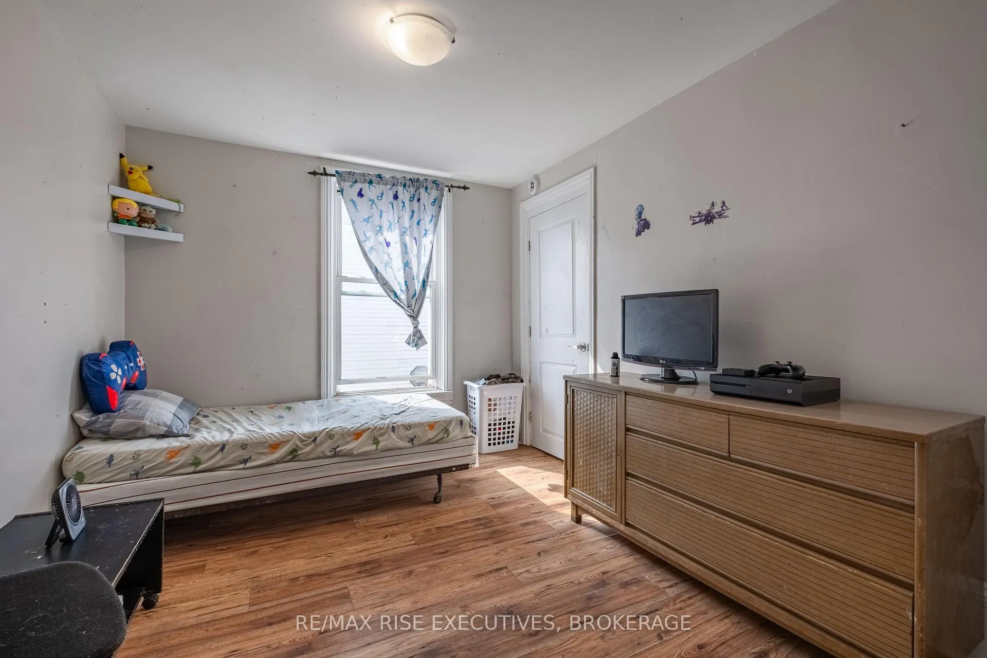 Photo 20 of 695 Victoria Street, Kingston, East of Sir John A. Blvd — HOMEH