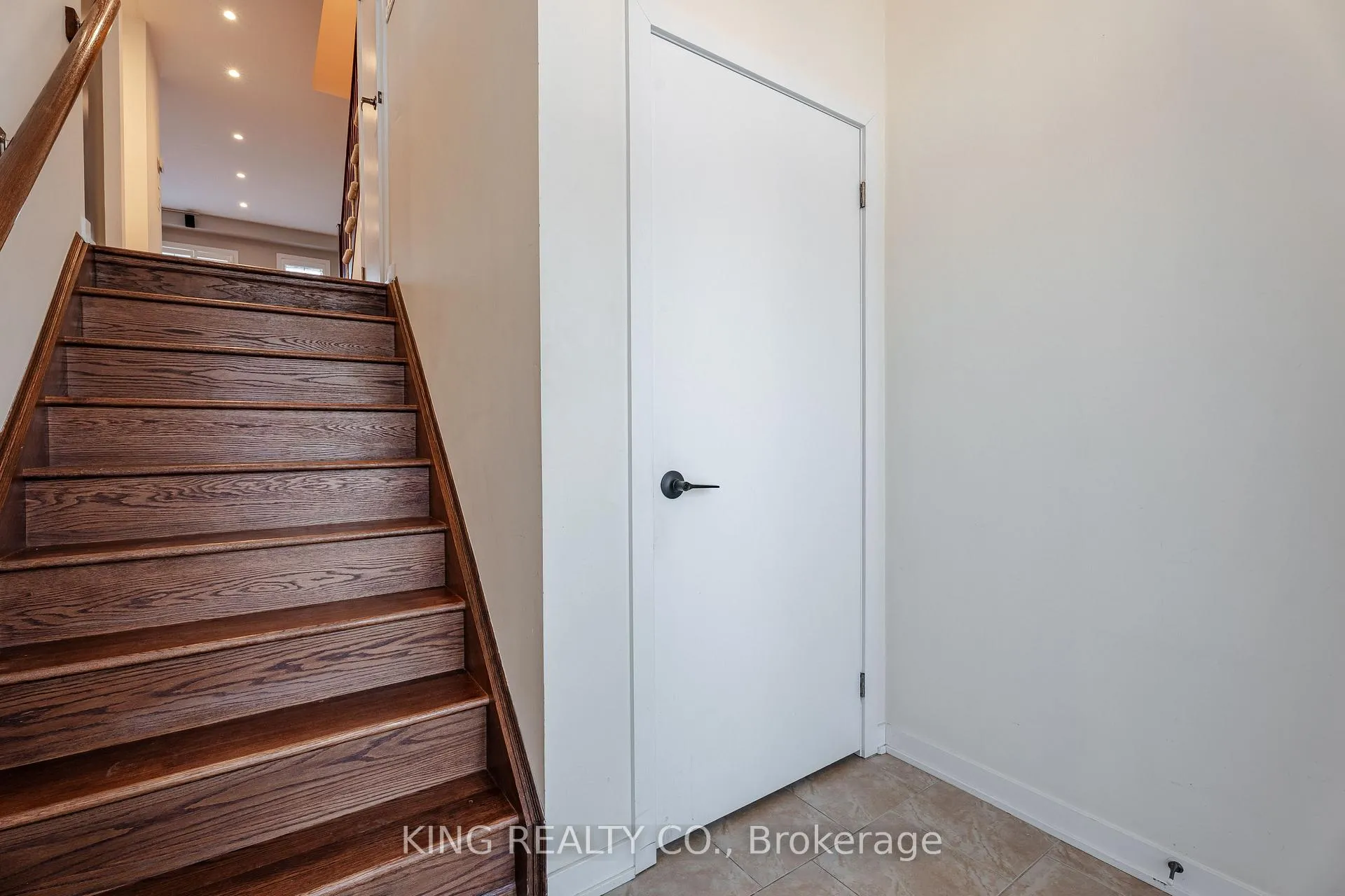Photo 4 of Unit MAIN, 136 Crafter Crescent, Hamilton, Stoney Creek Mountain — HOMEH