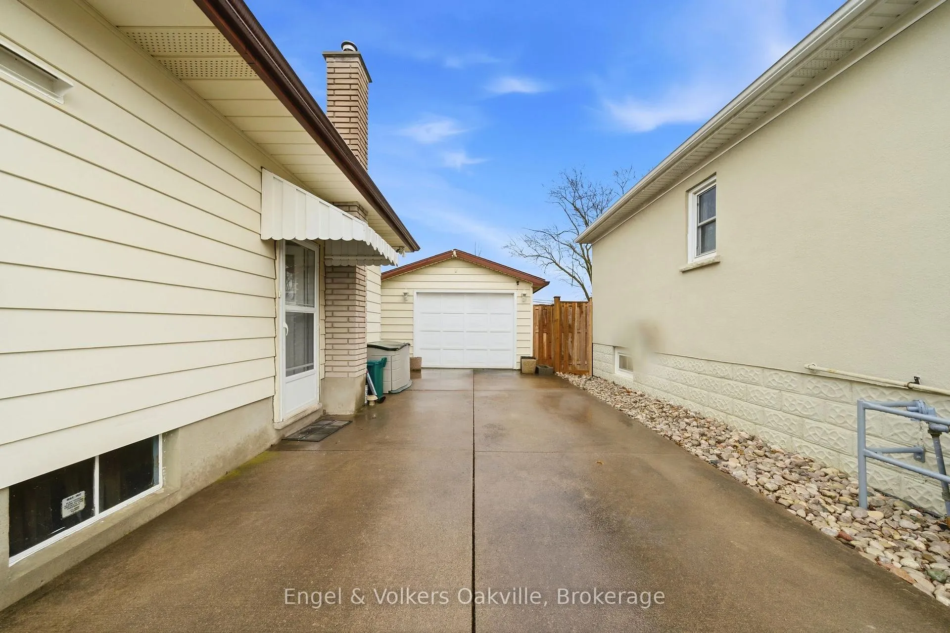 Photo 3 of 56 Bloomfield Avenue, St. Catharines, Secord Woods — HOMEH
