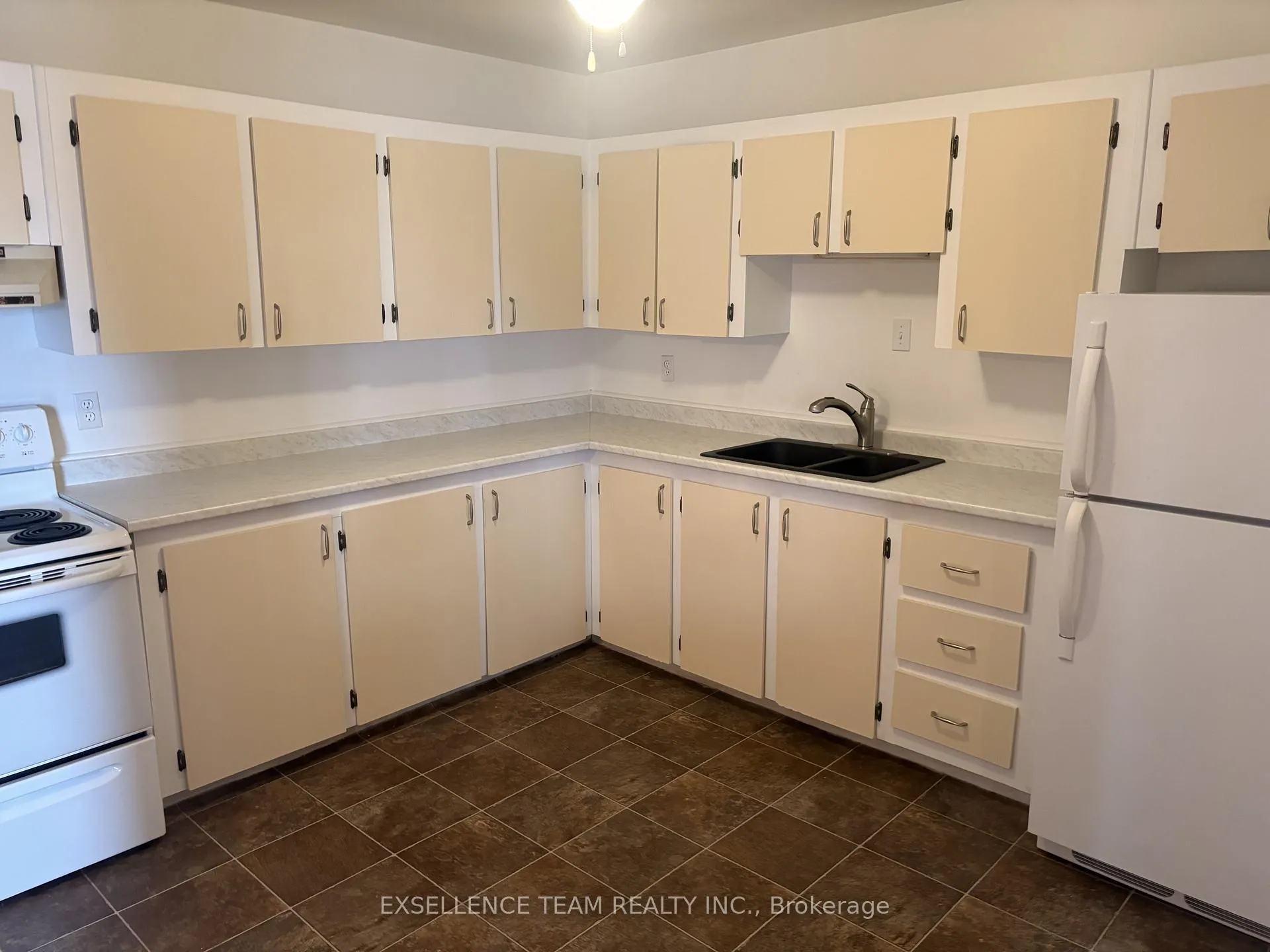 Photo 7 of 220 Kenyon Street, North Glengarry, Alexandria — HOMEH