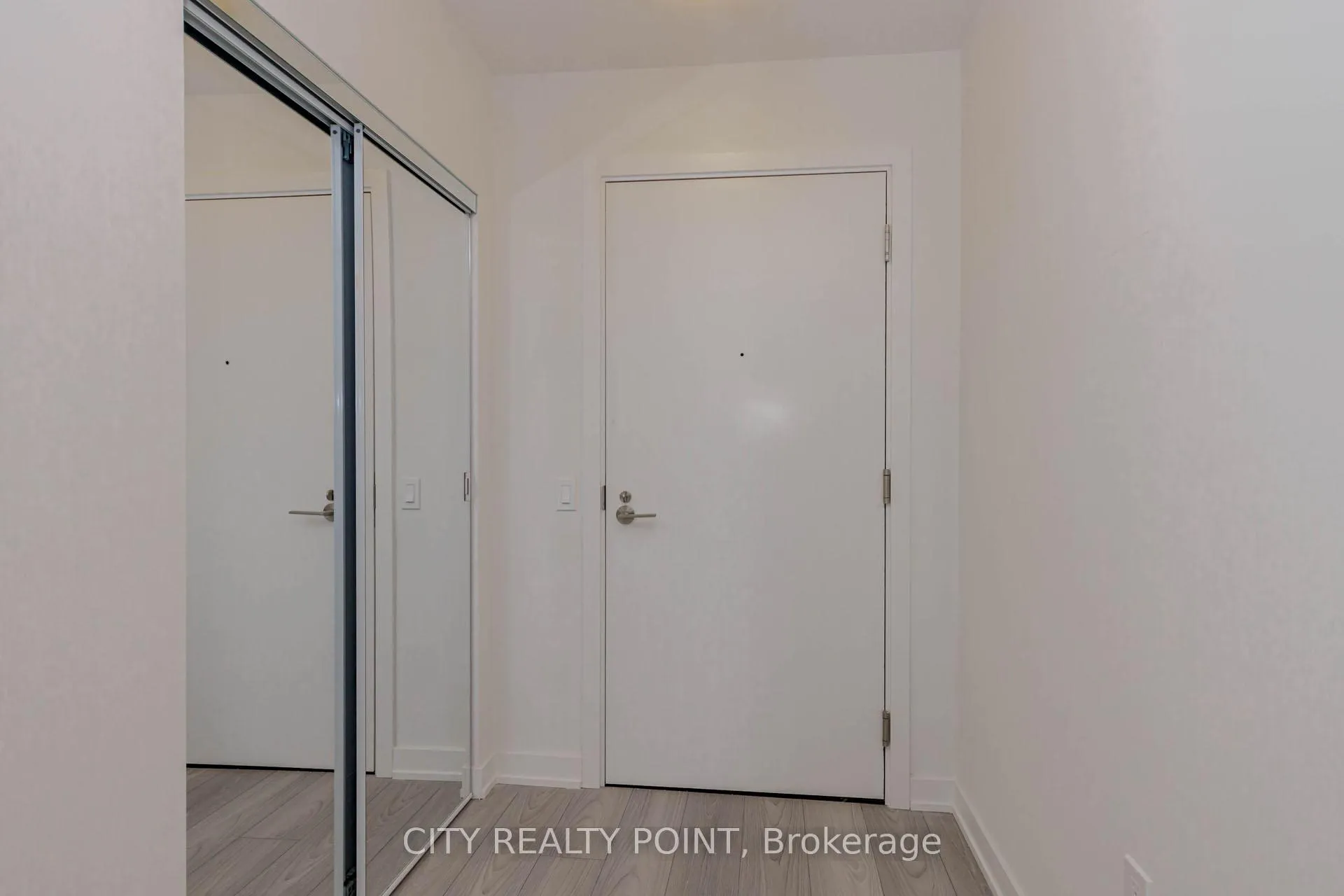 Photo 4 of Unit 1612, 120 Broadway Avenue, Toronto, Mount Pleasant West — HOMEH