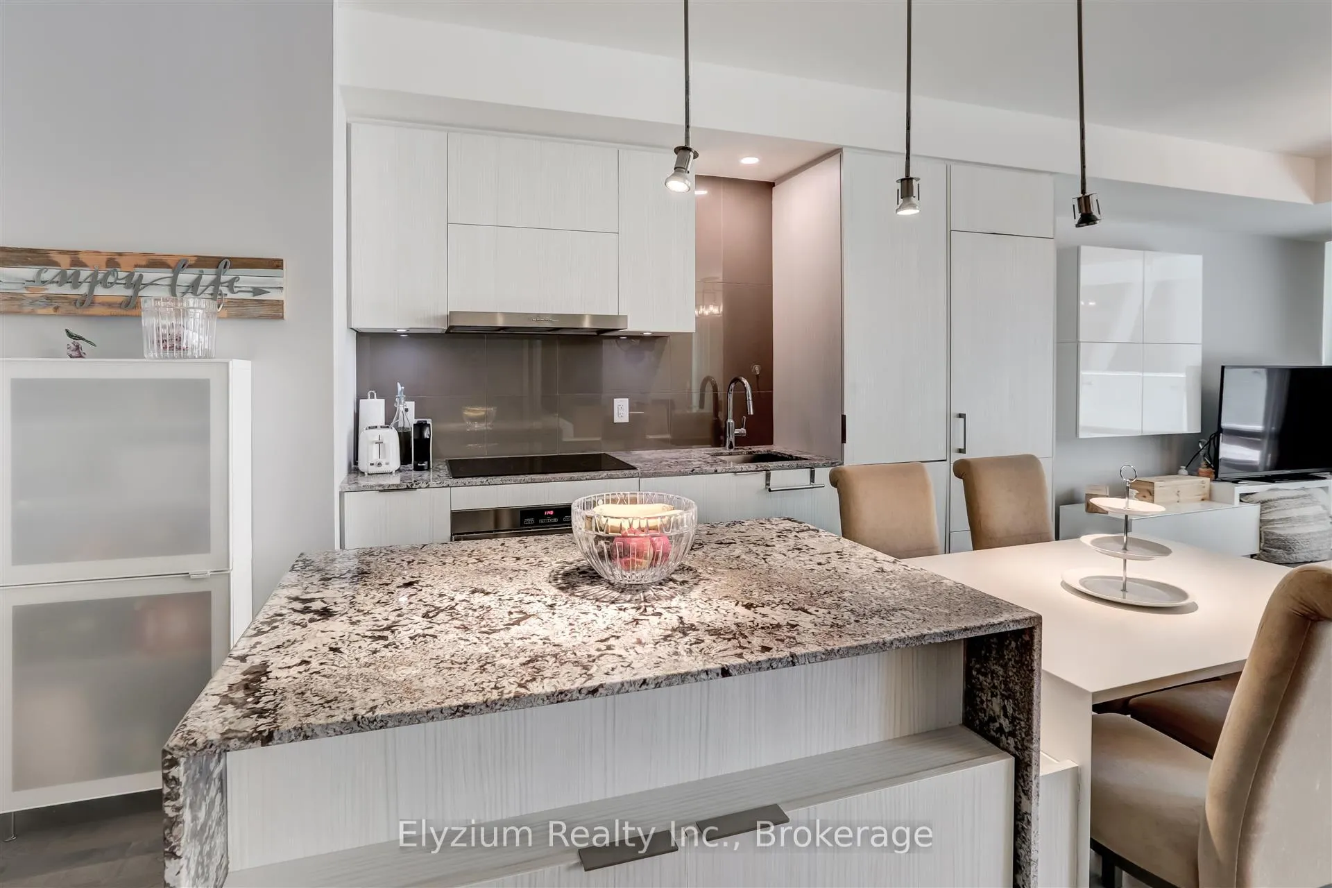 Photo 7 of Unit 518, 1 Bloor St E, Toronto, Church-Yonge Corridor — HOMEH