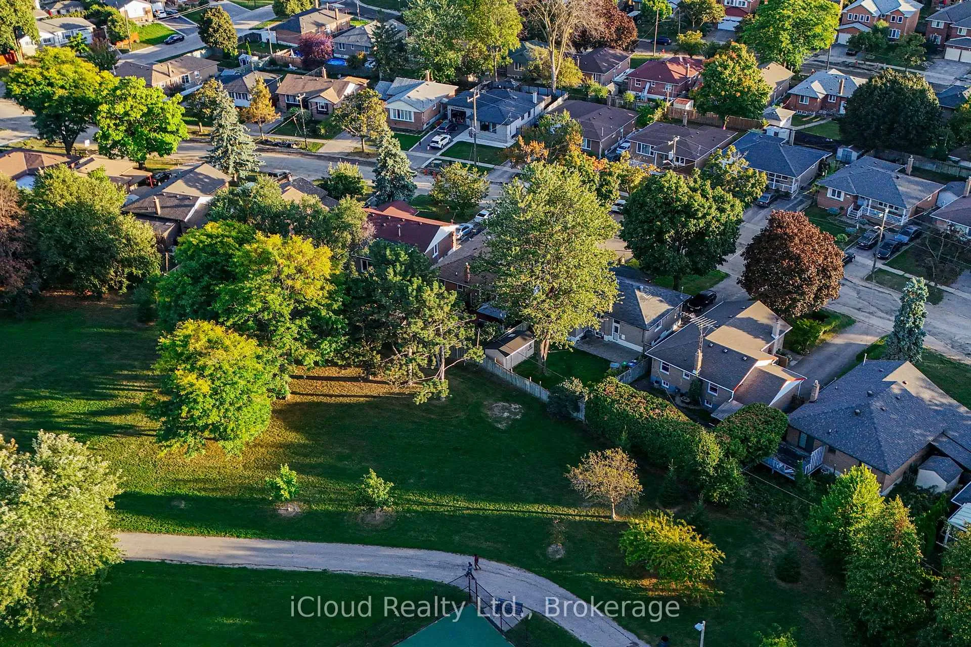 Photo 40 of 52 Kimbark Drive, Brampton, Northwood Park — HOMEH