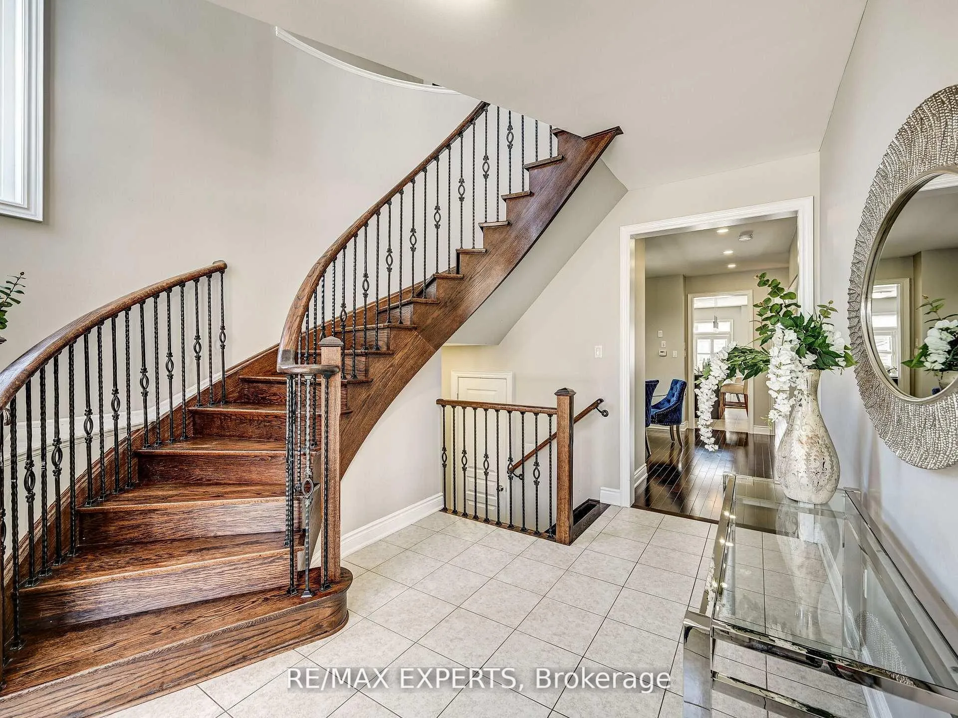 Photo 3 of 25 Killington Avenue, Vaughan, Kleinburg — HOMEH