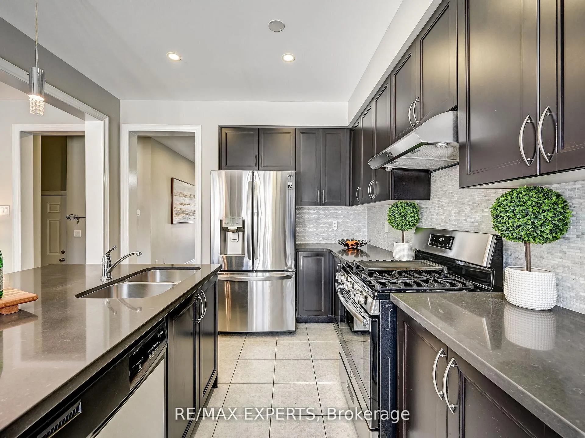 Photo 9 of 25 Killington Avenue, Vaughan, Kleinburg — HOMEH