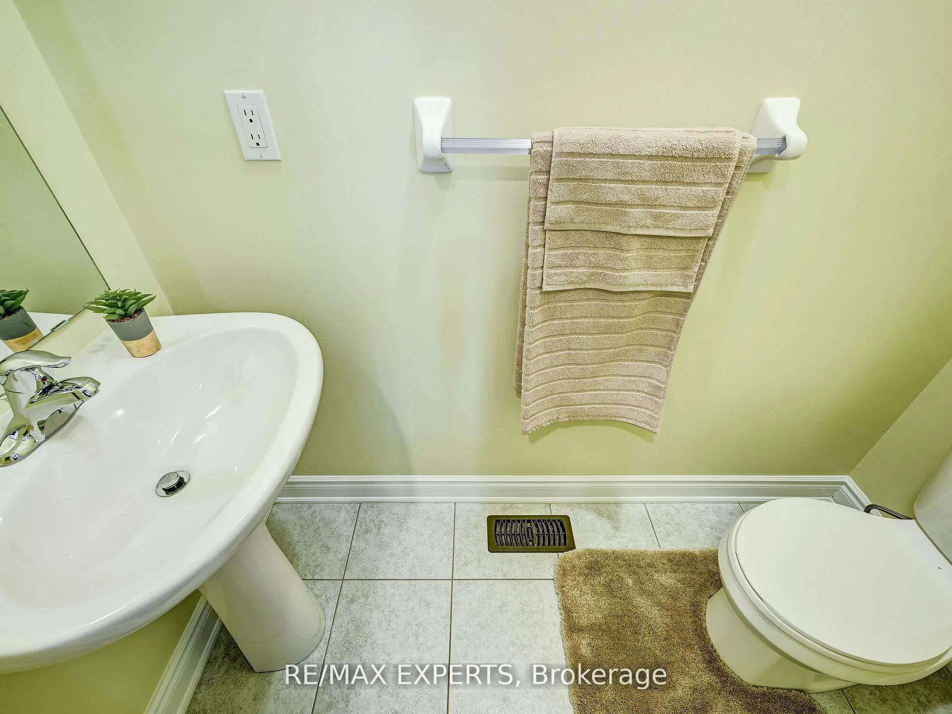 Photo 12 of 25 Killington Avenue, Vaughan, Kleinburg — HOMEH