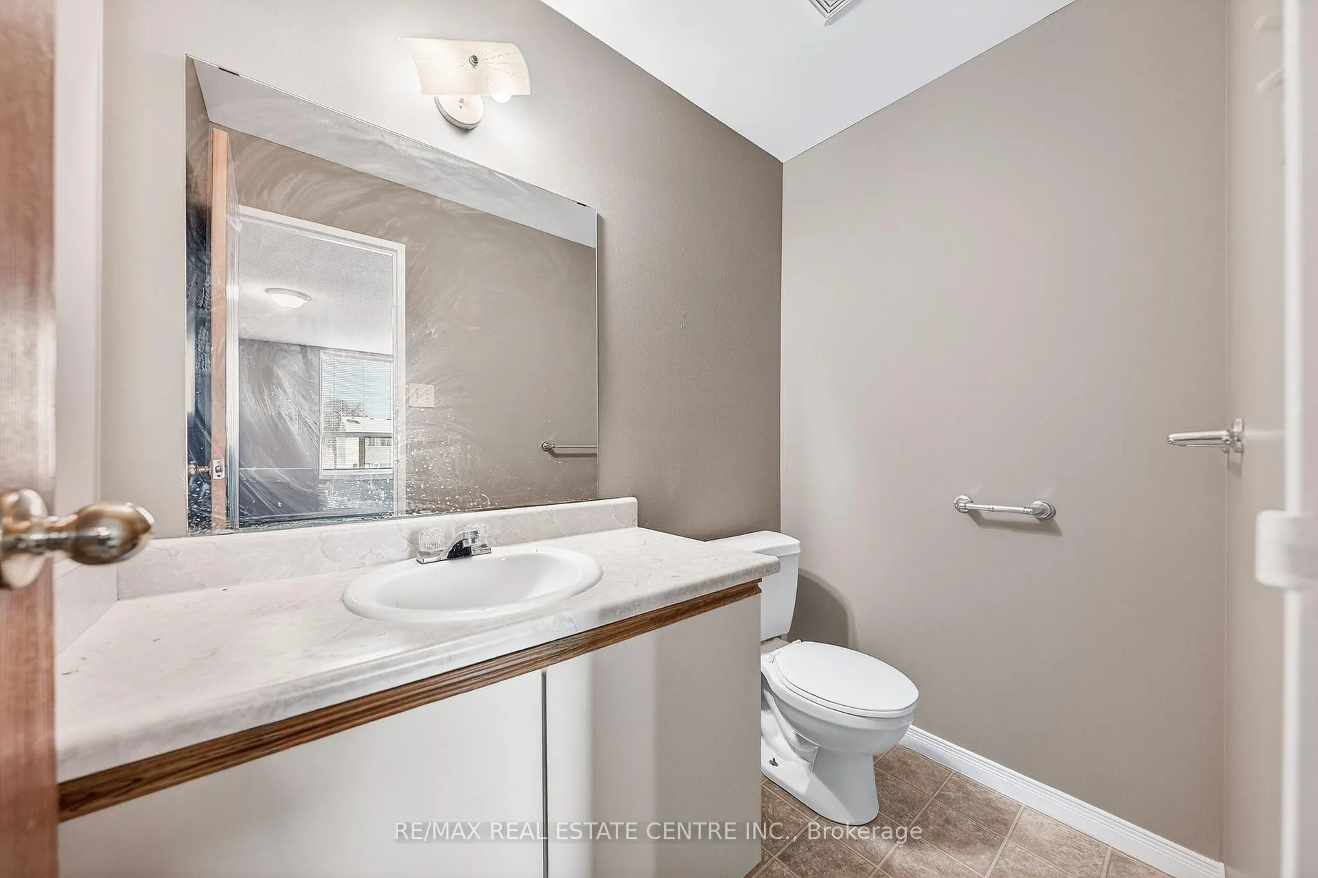 Photo 25 of Unit 212, 35 Green Valley Drive, Kitchener — HOMEH