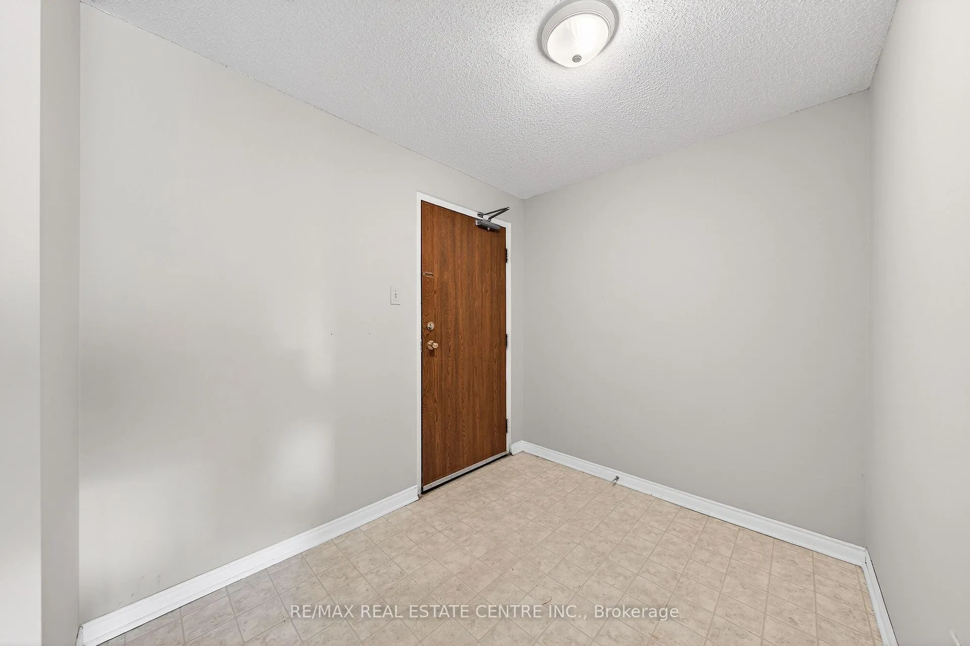 Photo 5 of Unit 1002, 35 Green Valley Drive, Kitchener, Pioneer Park — HOMEH
