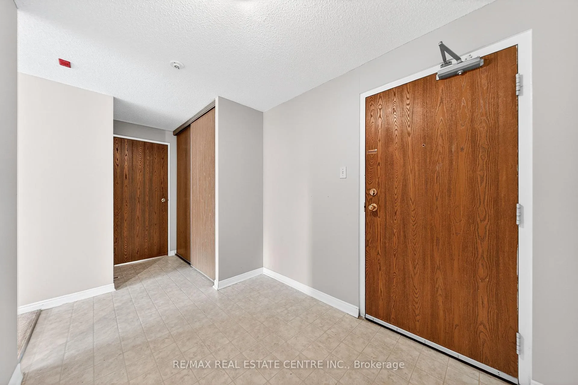 Photo 6 of Unit 1002, 35 Green Valley Drive, Kitchener, Pioneer Park — HOMEH