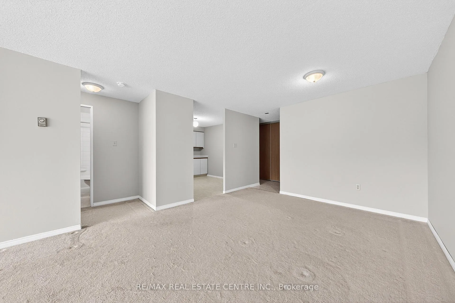 Photo 8 of Unit 1002, 35 Green Valley Drive, Kitchener, Pioneer Park — HOMEH